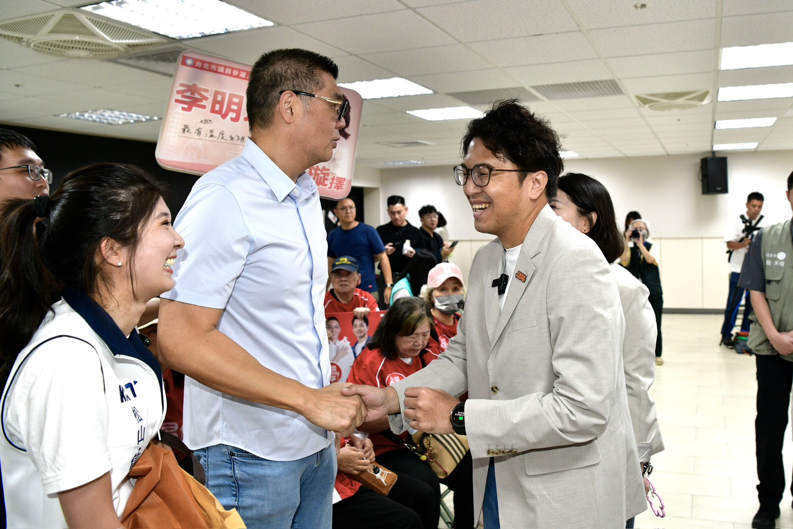 沈伯洋在選委會登記參選後遇到陪同李明璇來登記的連勝文,雙方握手寒暄互動。(鏡報李智為)