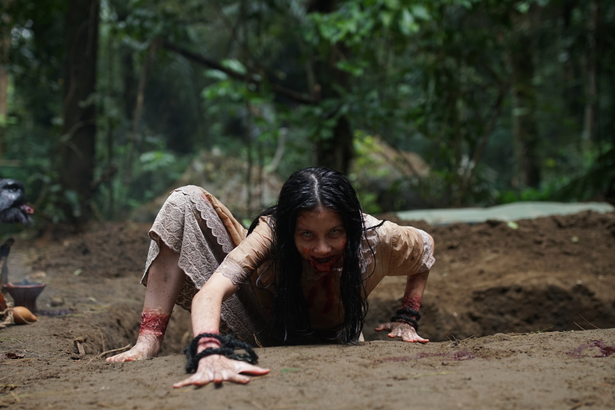 中邪女孩妲拉猶如惡鬼上身，雙腳雙手索命爬行。（威視提供）