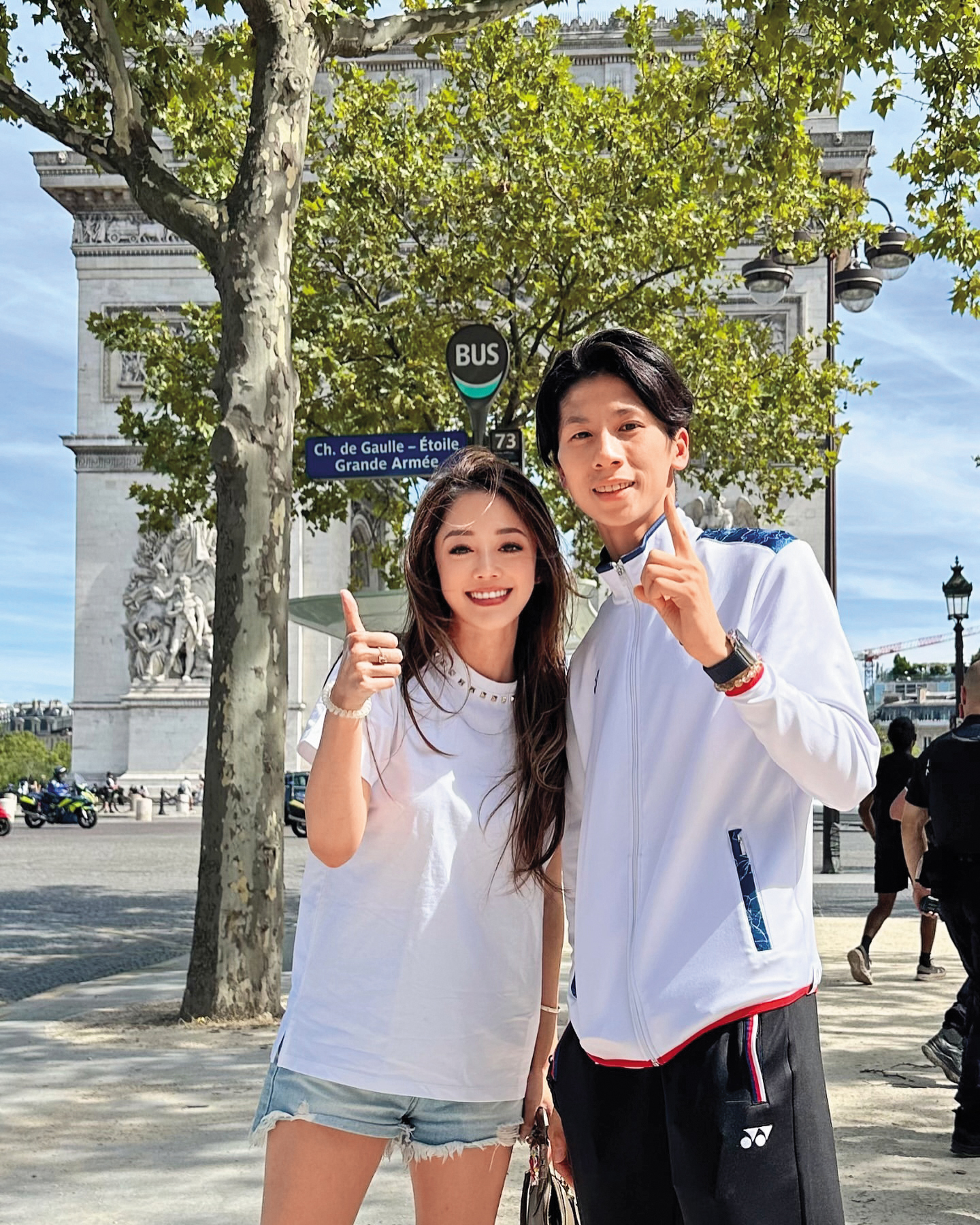 除了一人豪奢之外,林千又(左)也會跟名人合照,包括巴黎奧運金牌得主林郁婷(右)。(翻攝自林千又IG)