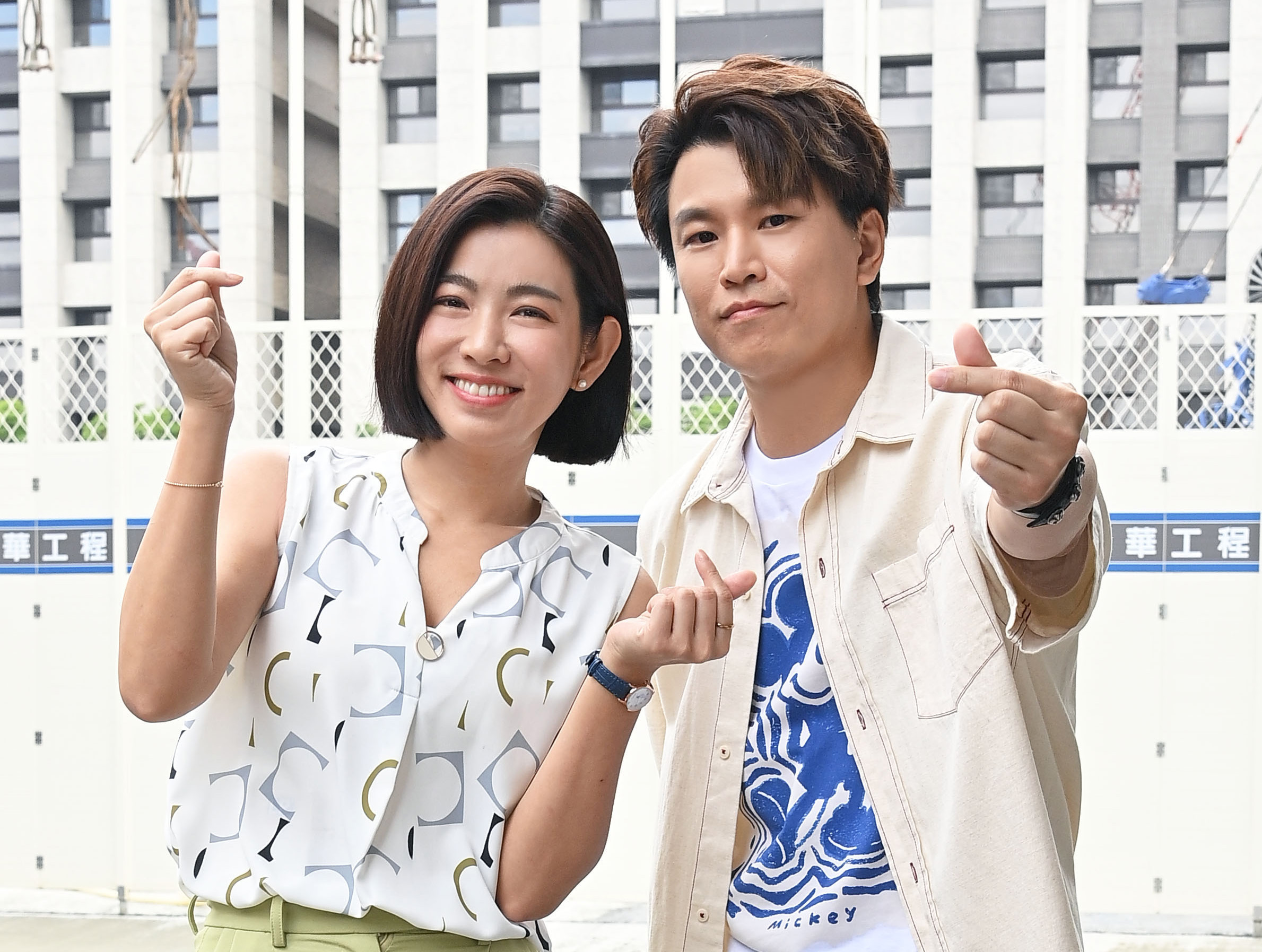 米可白（左）、蕭景鴻兩人認識許久卻是第一次對戲。（台視提供）