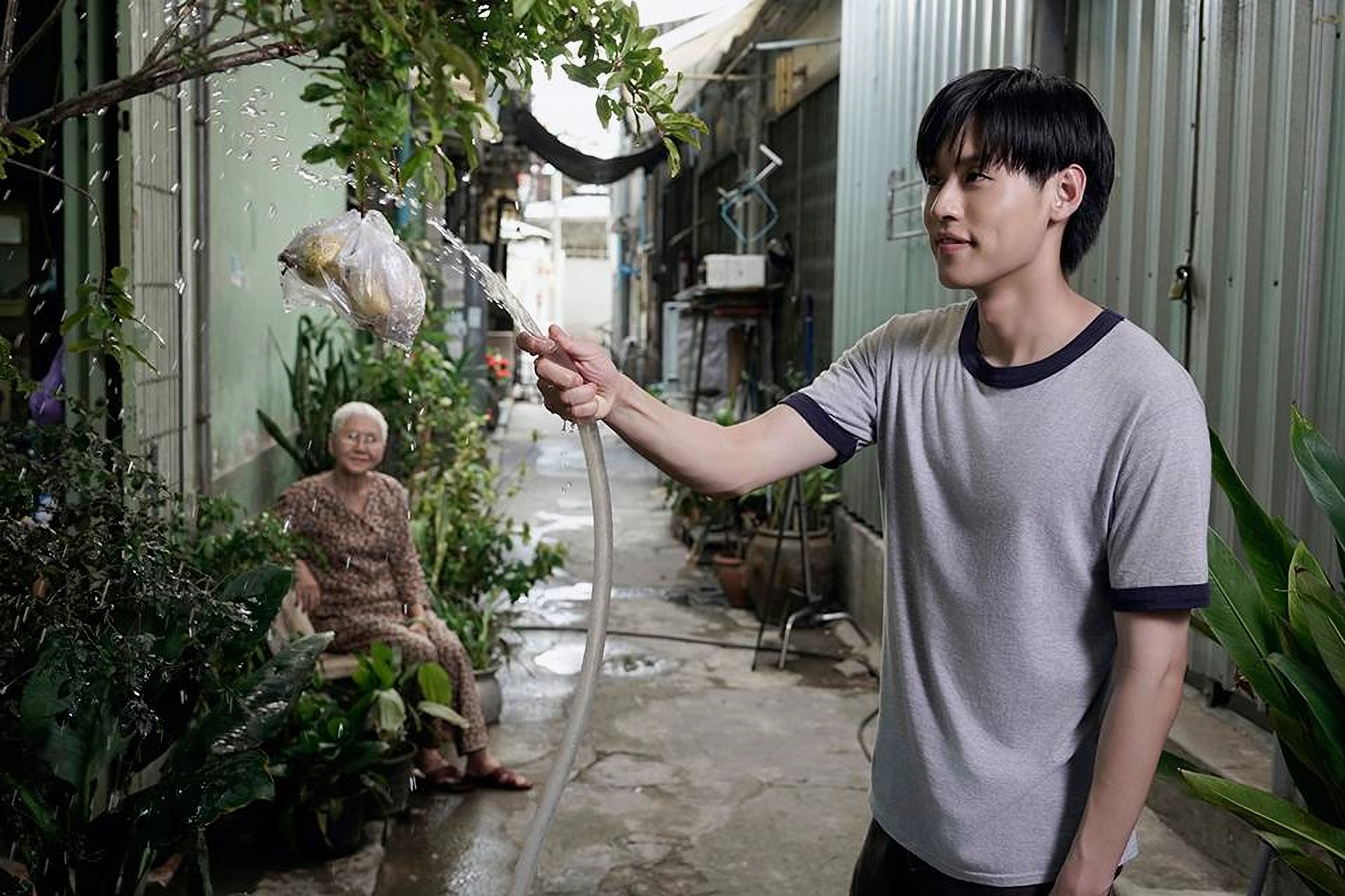 Billkin演出金孫，本來算計阿嬤的財產，卻真的得到了最珍貴的情感。（Catchplay提供）