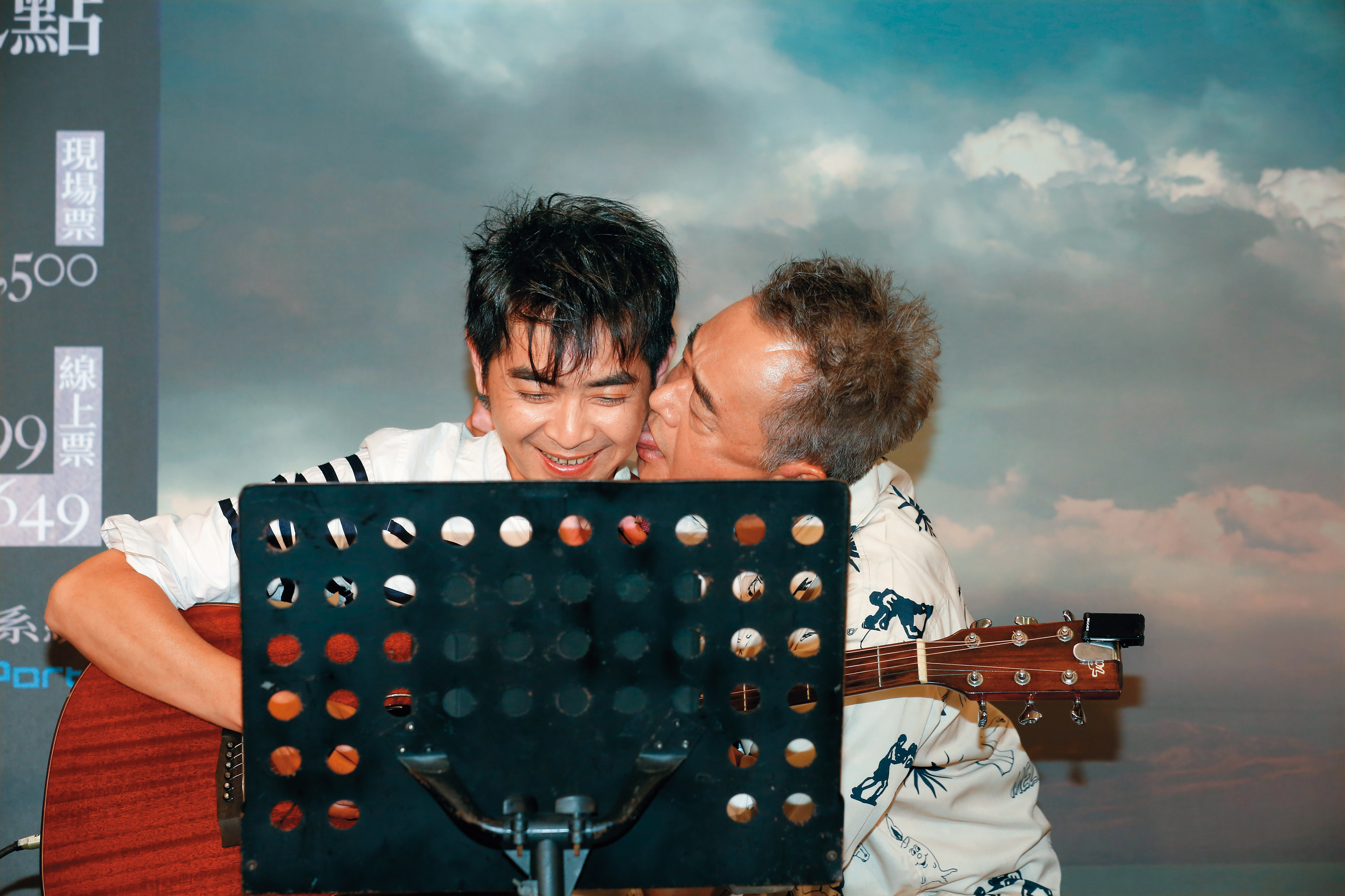 捲入#MeToo風波的陳昇（右）發誓避開女生，轉頭就舔吉他手，太狠了！