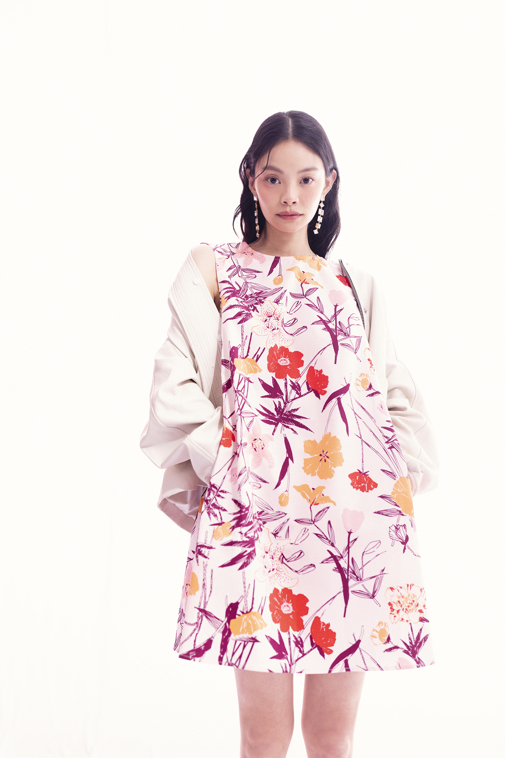 夏日花園印花背心短洋裝 / NT$11,900 by Marimekko / Sofi羊皮飛行員外套 NT$20,600 by ALLSAINTS / Elora Drop耳針 NT$5,900 by ALLSAINTS