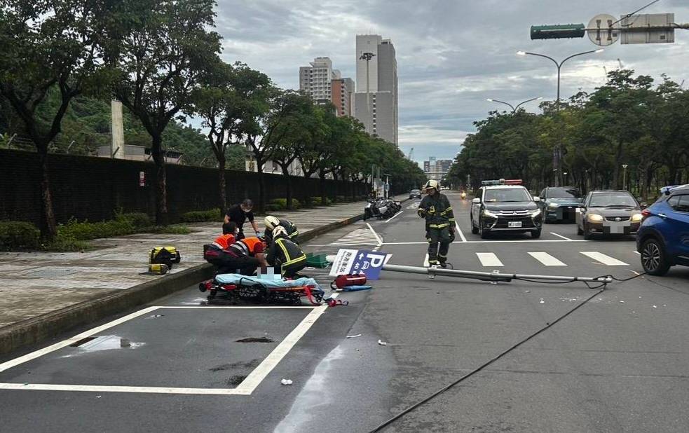 南港車站旁共享機車猛撞，「號誌桿瞬間倒地」騎士命危送醫。（警方提供）