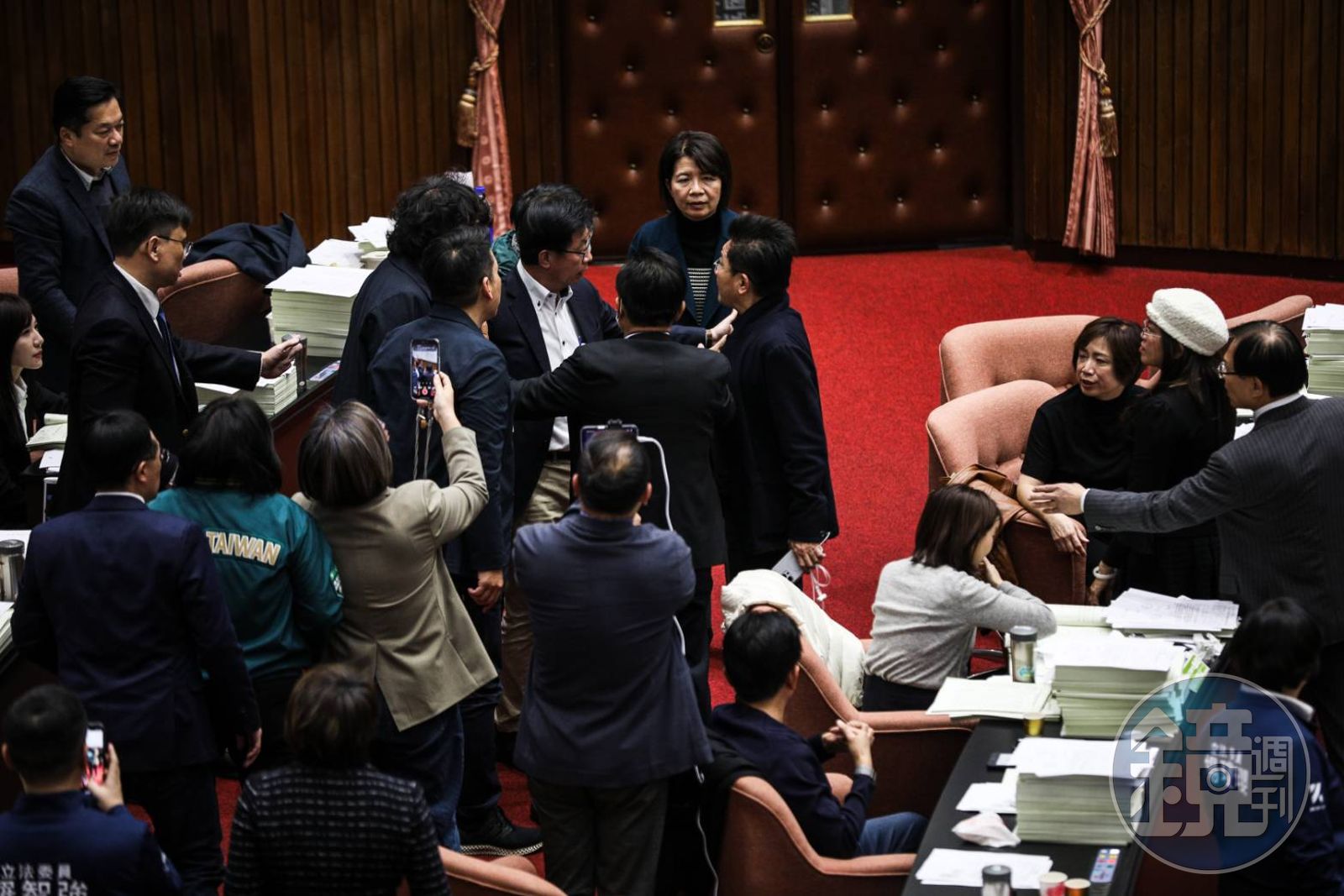 表決期間各黨之間不斷有零星口角衝突發生。圖為民眾黨和民進黨爆發口角。