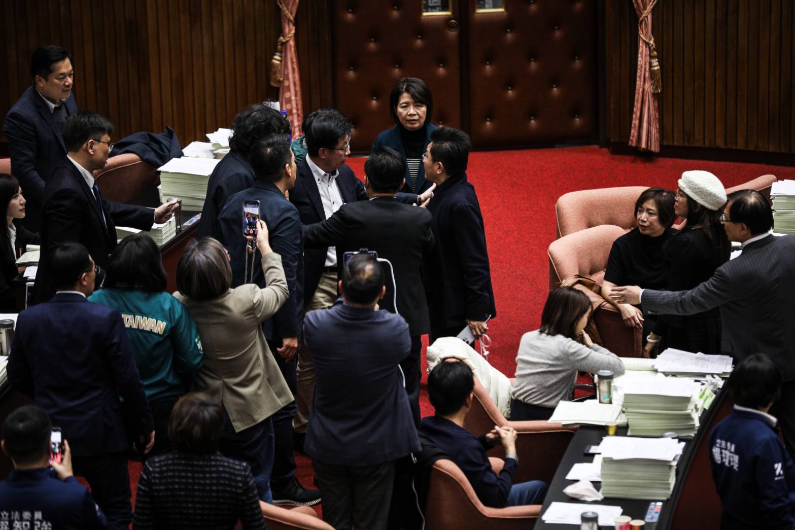 表決期間各黨之間不斷有零星口角衝突發生。圖為民眾黨和民進黨爆發口角。