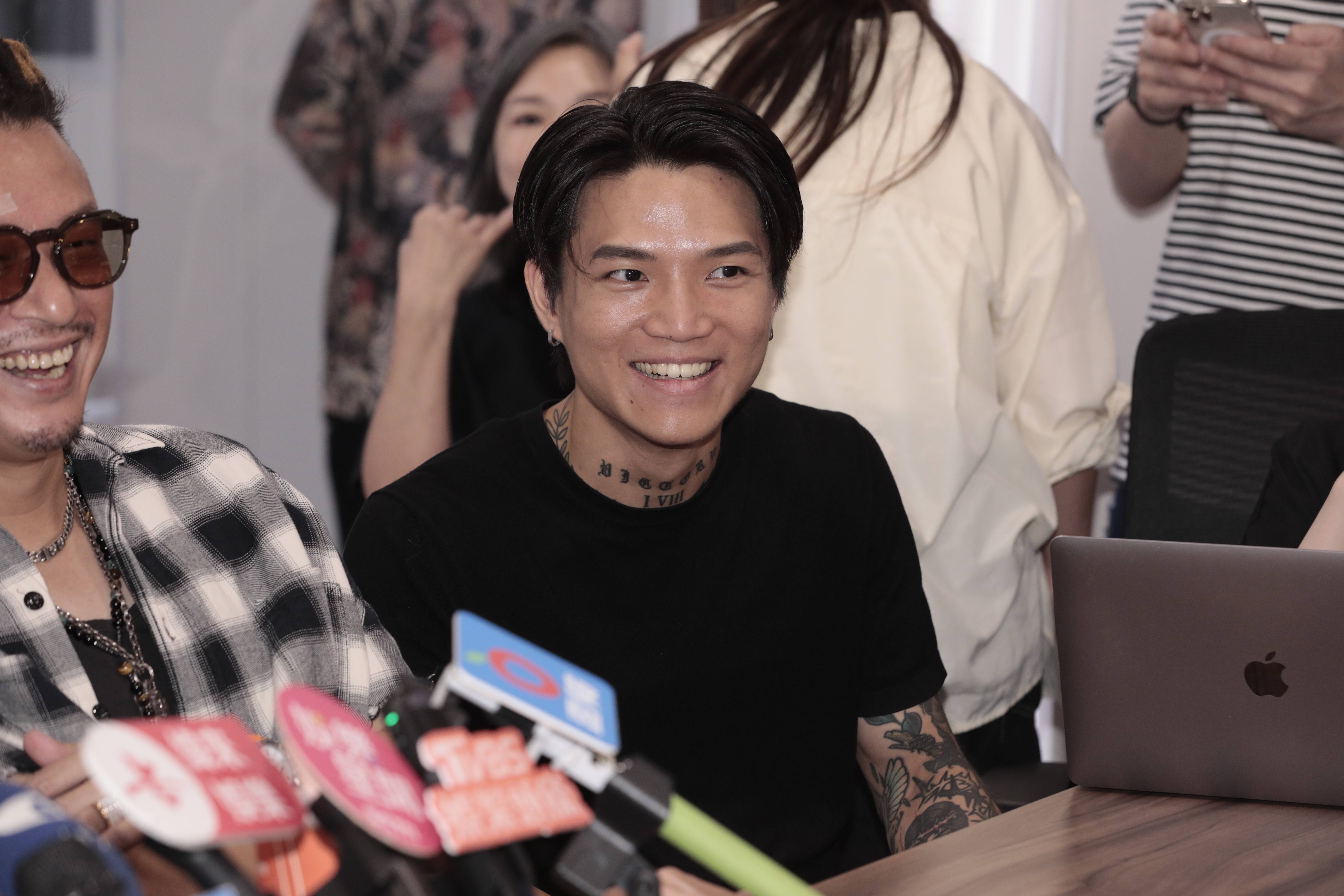 老闆洪伯融是角頭IP創辦人張威縯的外甥，以前在角頭電影裡他就曾提供技術與諮詢協力。