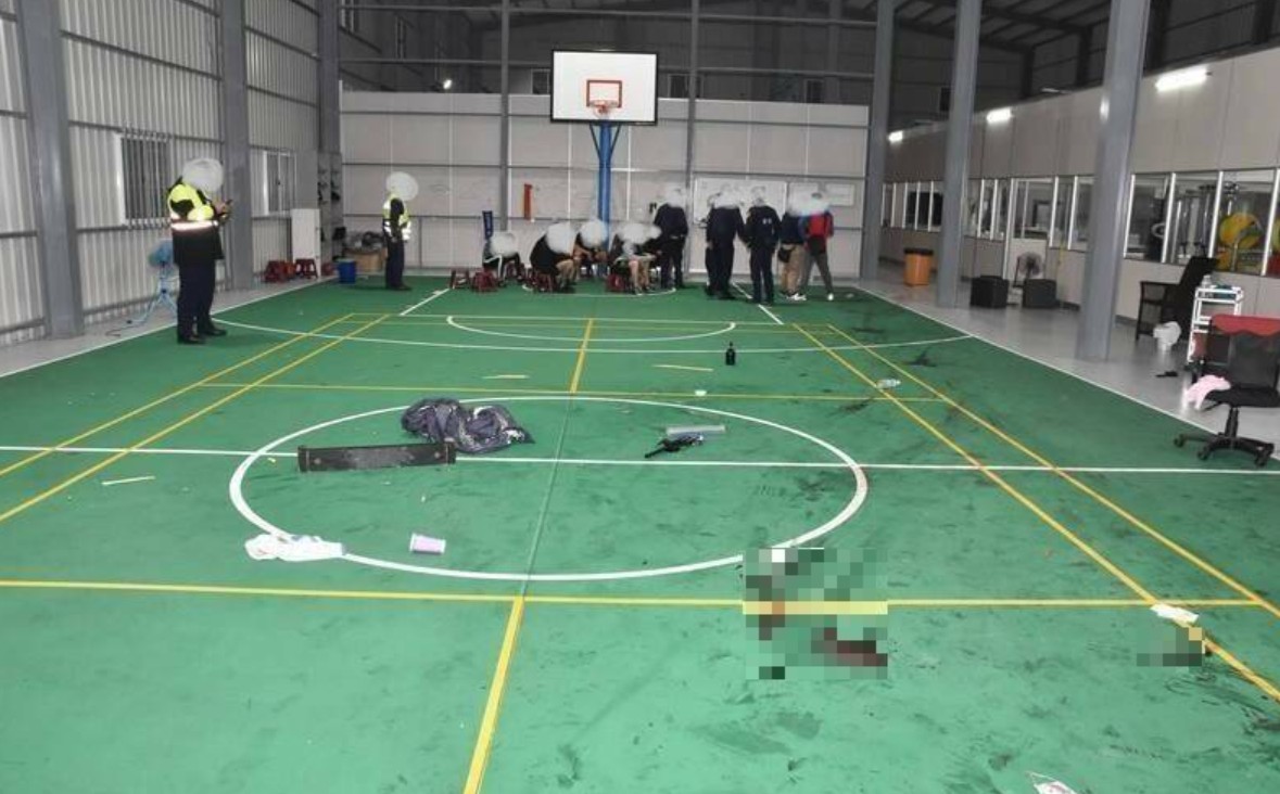轟動一時的台中鐵工廠「打手訓練基地」，幫派槍械大鬥現場。（警方提供）