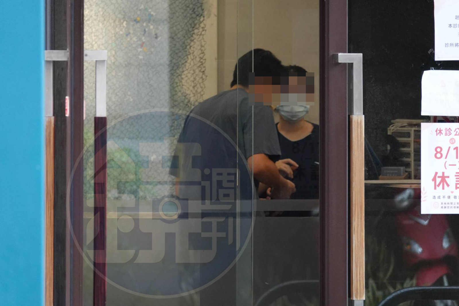 許芊芊的老公突然現身診所，而且面色相當凝重，過程中他與診所工作人員似乎在交辦一些事情