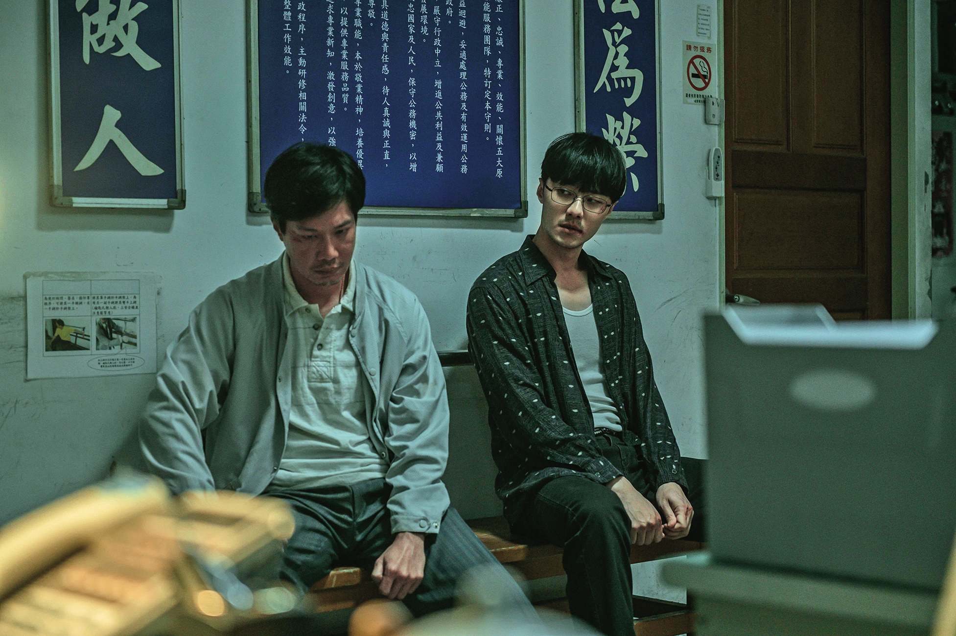 在《台灣犯罪故事》第一單元〈出軌〉薛仕凌（左）、施柏宇（右）扮演敲詐保險金的兄弟，彼此之間也充滿猜忌。（Disney+提供）