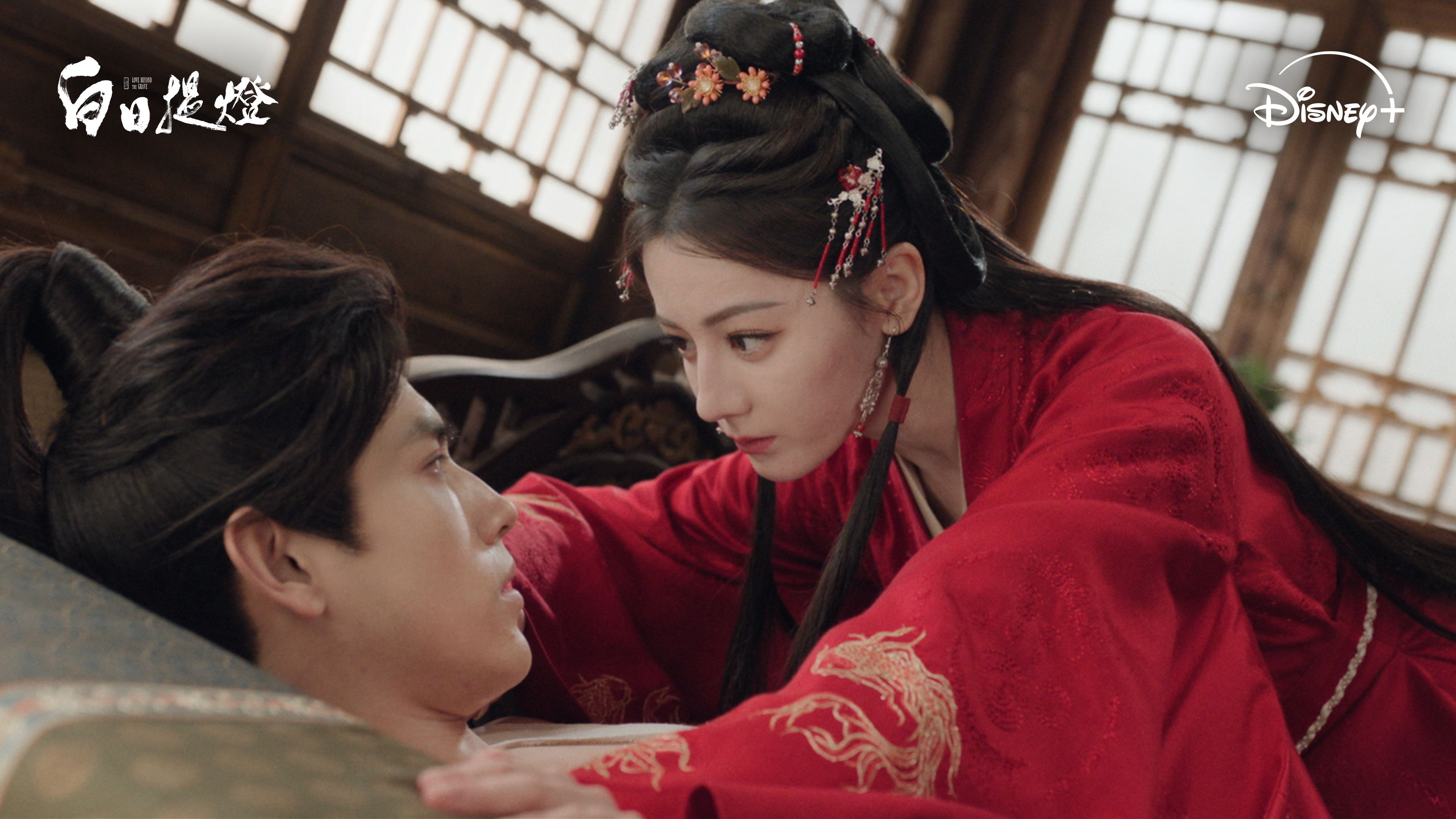 《白日提燈》迪麗熱巴飾演的鬼王因治療需求，頻頻「強扒」少年將軍陳飛宇的衣服觀察傷勢。（Disney+提供）