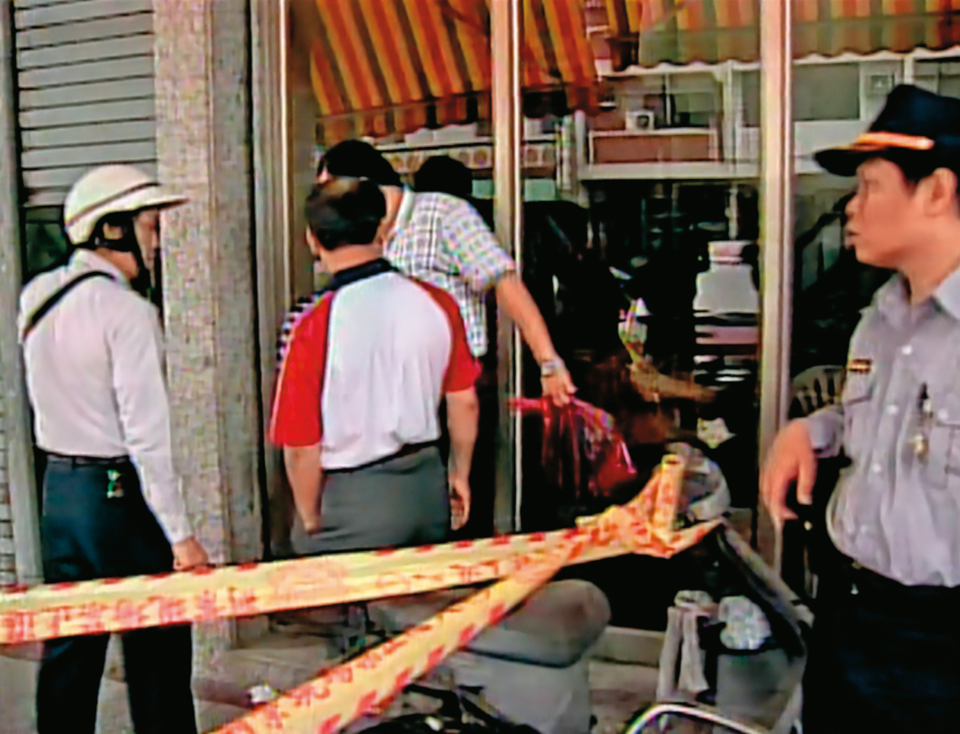 警方獲報趕赴命案現場，隨即拉起封鎖線，管制人員進出。（東森新聞提供）