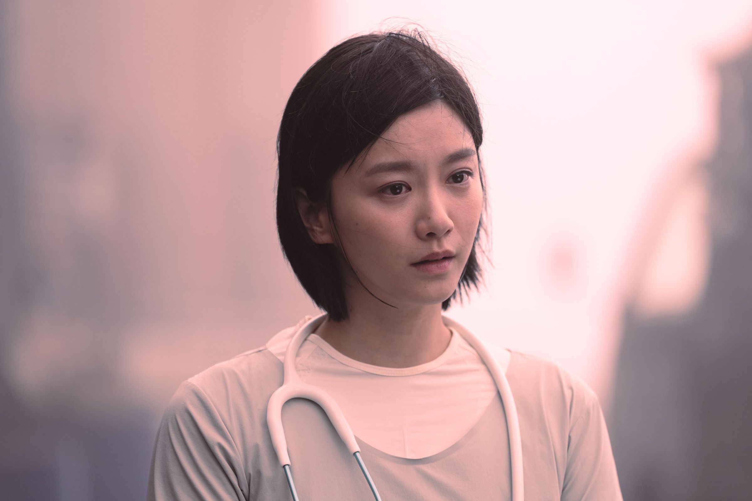 袁澧林飾演生長在「優日區」的醫生,她的一天整整是許光漢的一年。(甲上提供)