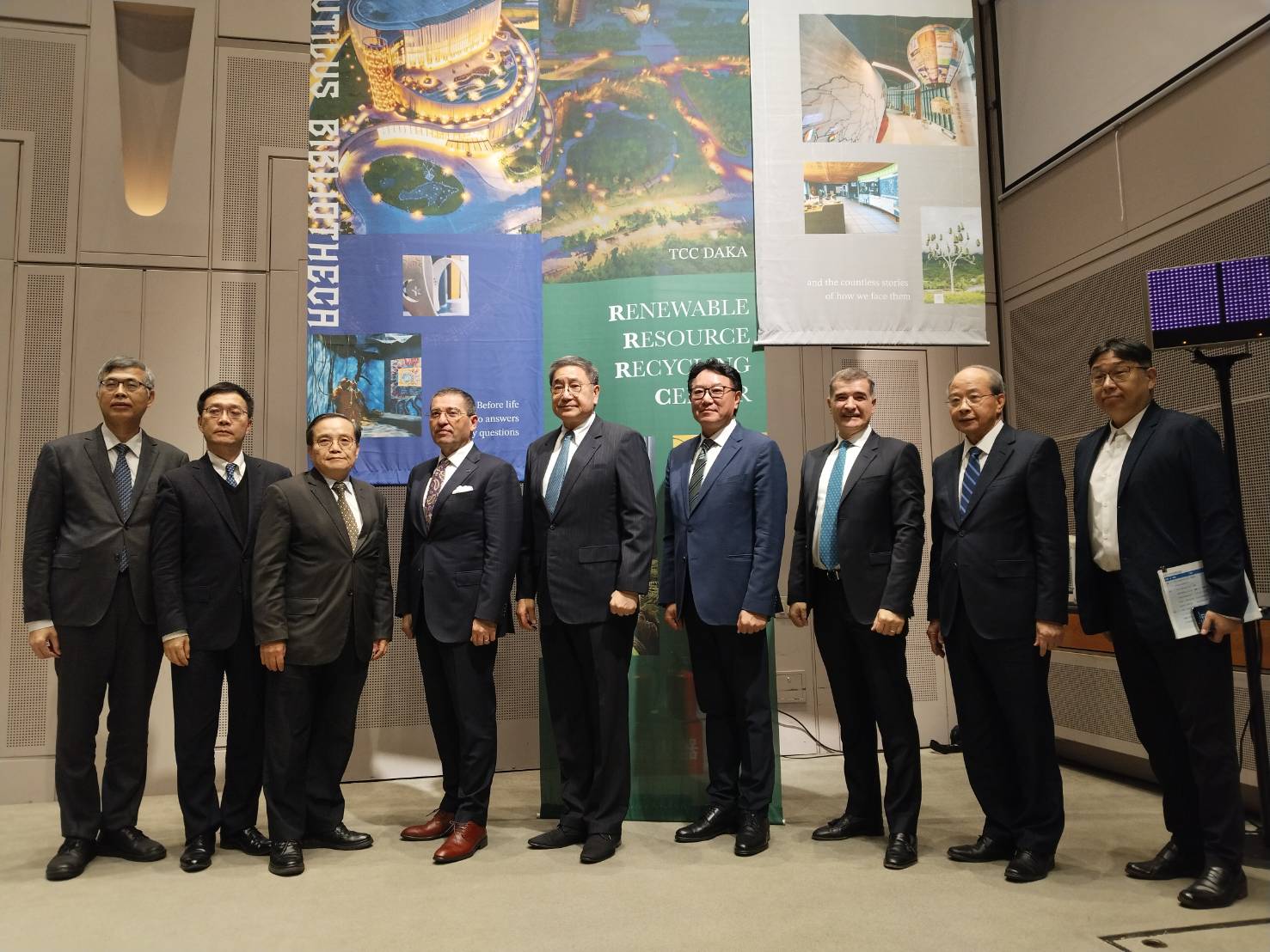 台泥27日舉行法說會，一級主管到齊。