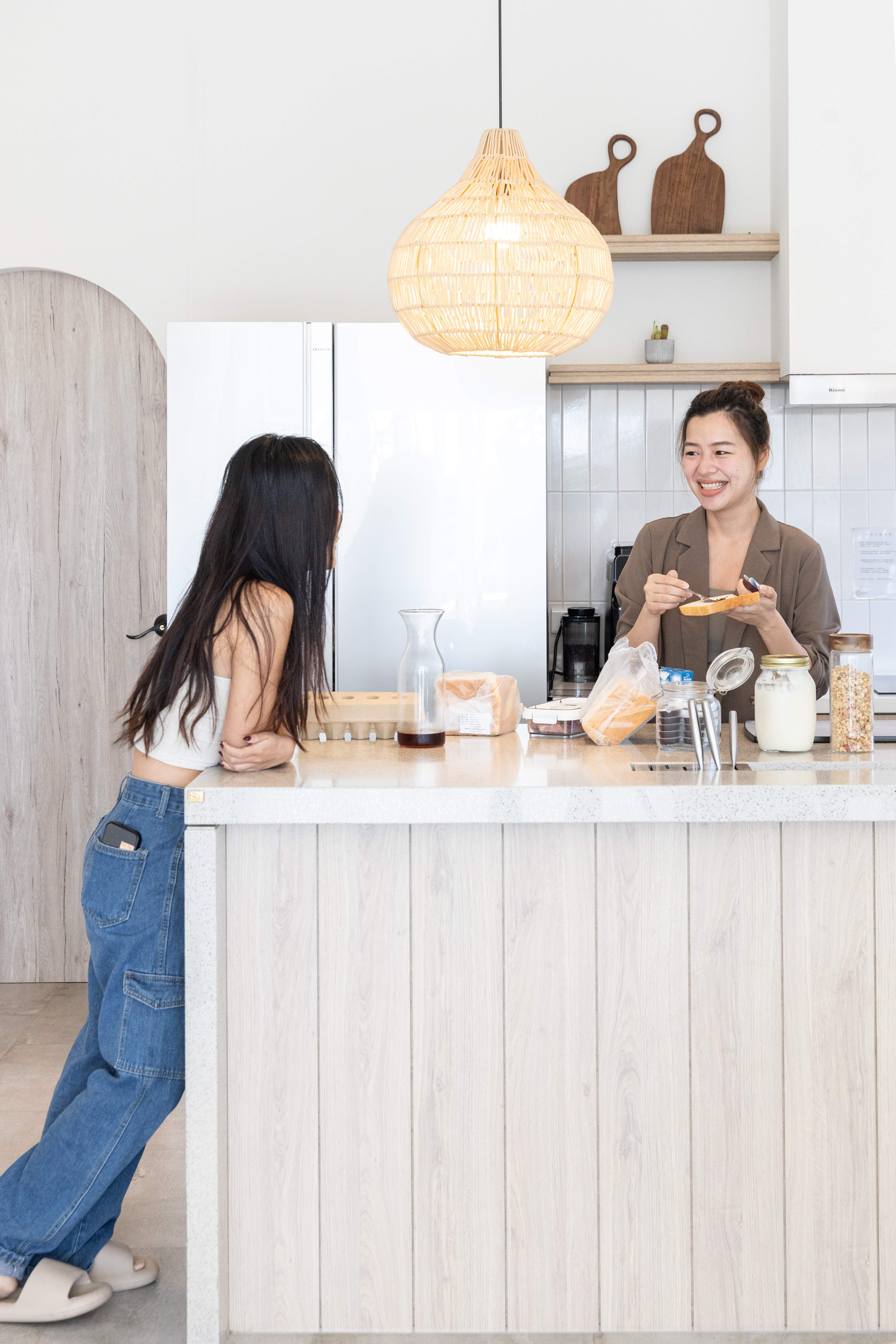早餐提供吐司、火腿、熱狗等豐富食材,讓住客可以自己DIY想吃的早餐。