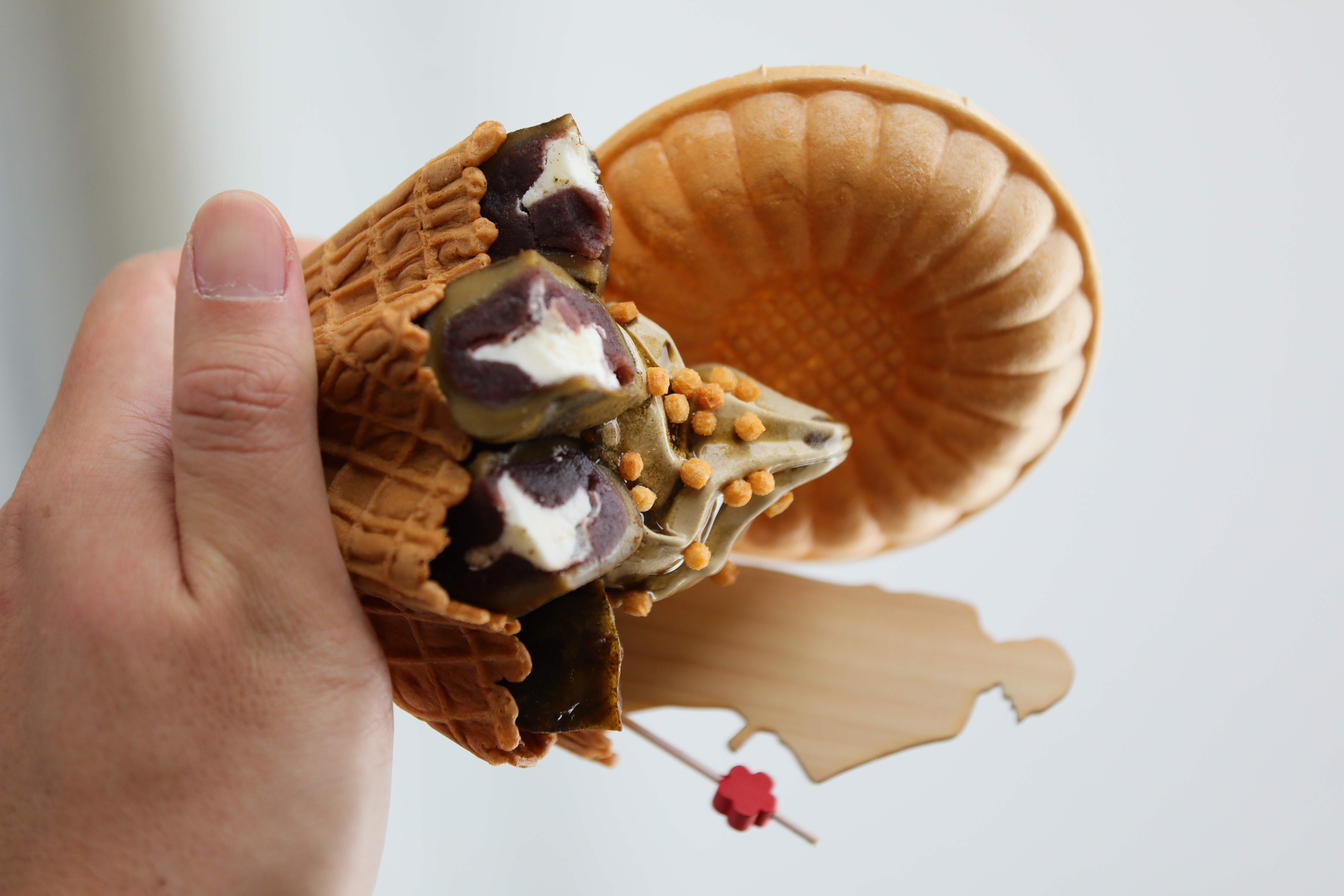 「滿天星大福」焙茶味冰淇淋清香不膩,夾著紅豆餡的抹茶大福Q彈香甜。(660日圓/份,約新台幣147元)