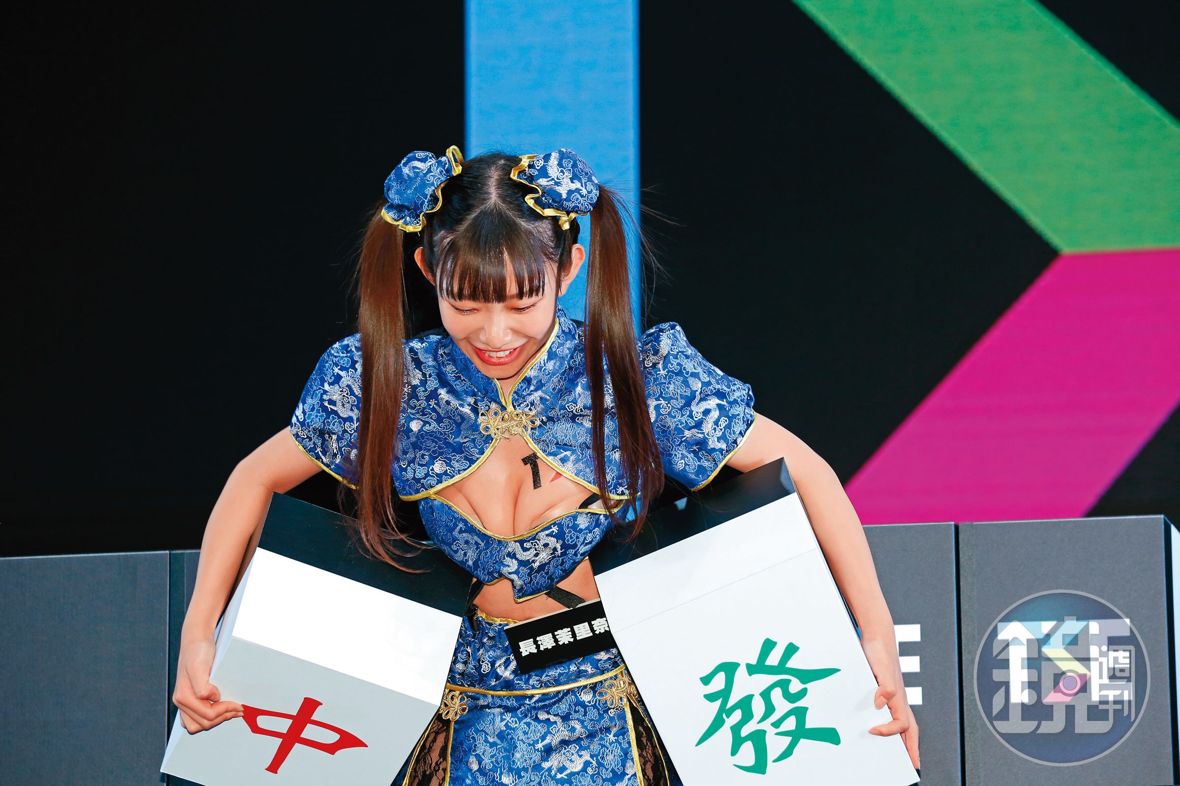 童顏巨乳的長澤茉里奈一彎腰,「側翼」Nu Bra不小心露餡,這…(抽衛生紙…擦鼻血)