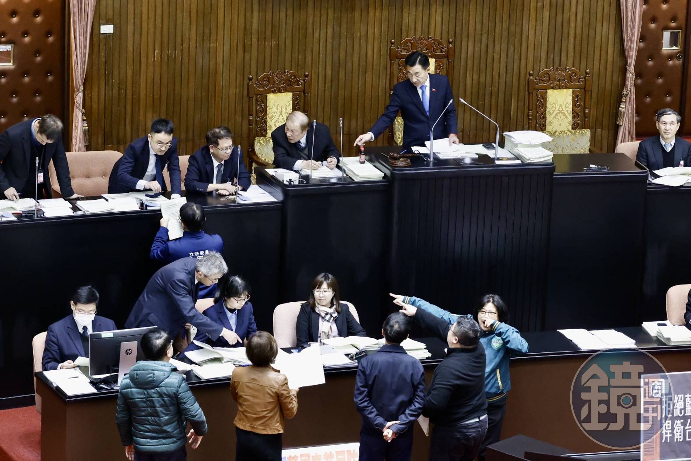 立法院院會昨（20日）挑燈夜戰表決「114年度中央政府總預算案」保留提案。