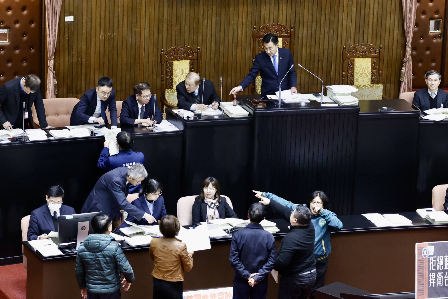 立法院院會昨（20日）挑燈夜戰表決「114年度中央政府總預算案」保留提案。
