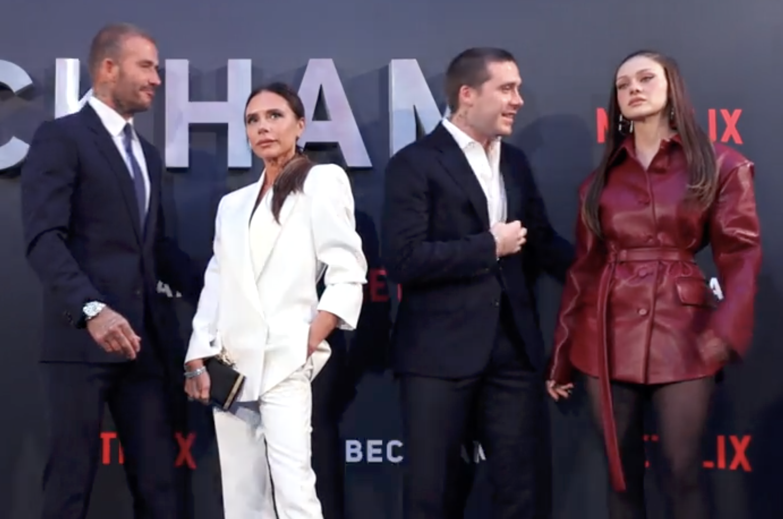 貝嫂昔日在紅毯上，和兒子、媳婦的尷尬畫面被挖出。（翻攝
The Independent YouTube頻道）