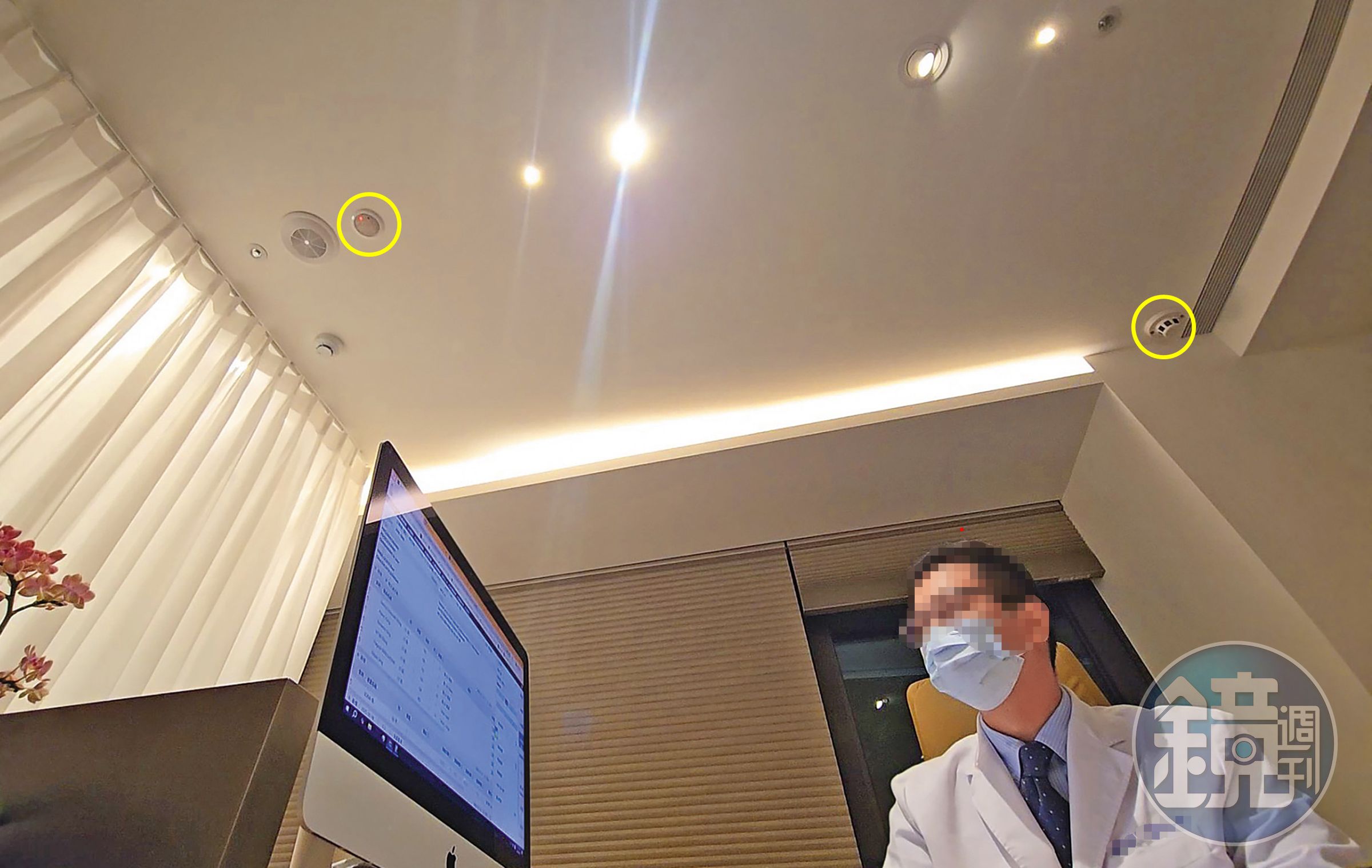 患者在送子鳥的診間裡，發現偽裝成消防偵煙器及燈具的針孔攝影機。（讀者提供）