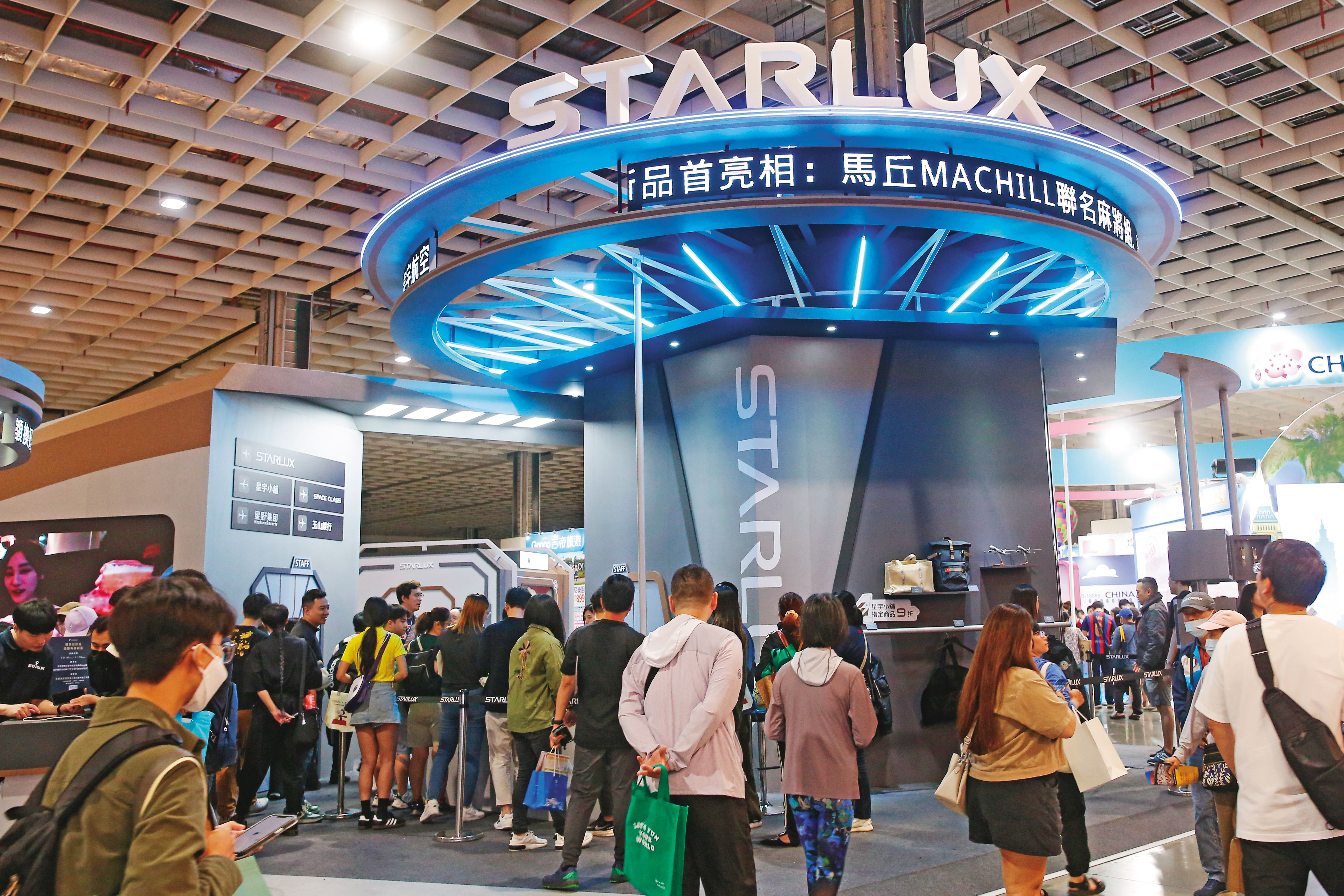 台北國際旅展,星宇以太空站為主題,祭出機票85折優惠搶客。