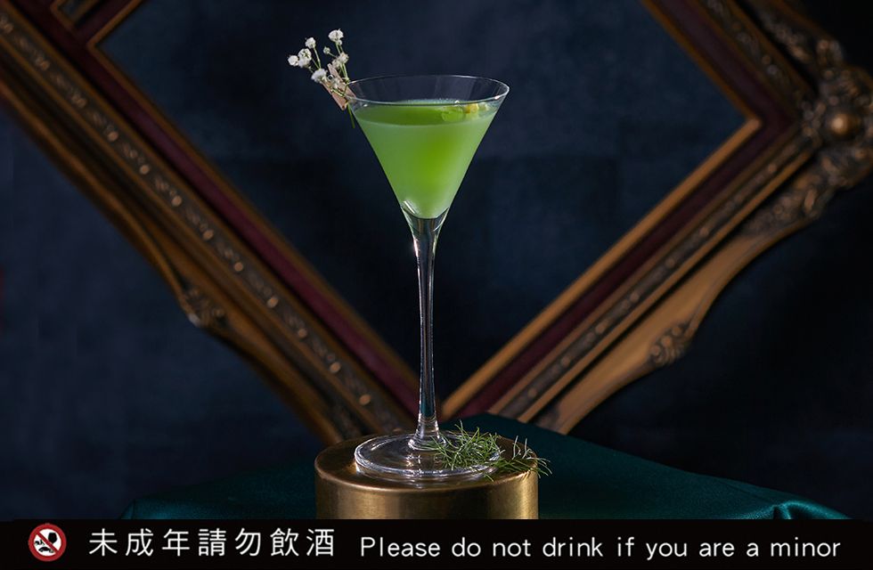 「春意盎然」以梵谷《長草地與蝴蝶》為靈感，用其最愛的苦艾酒為基底，添加新鮮水果原汁，突出草本香氣，還原畫作中草地與蝴蝶的清新春日意象。（390元／杯，台南遠東香格里拉提供）