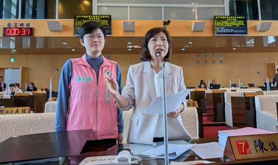 左為民進黨市議員陳俞融，右為市議員陳淑華。
