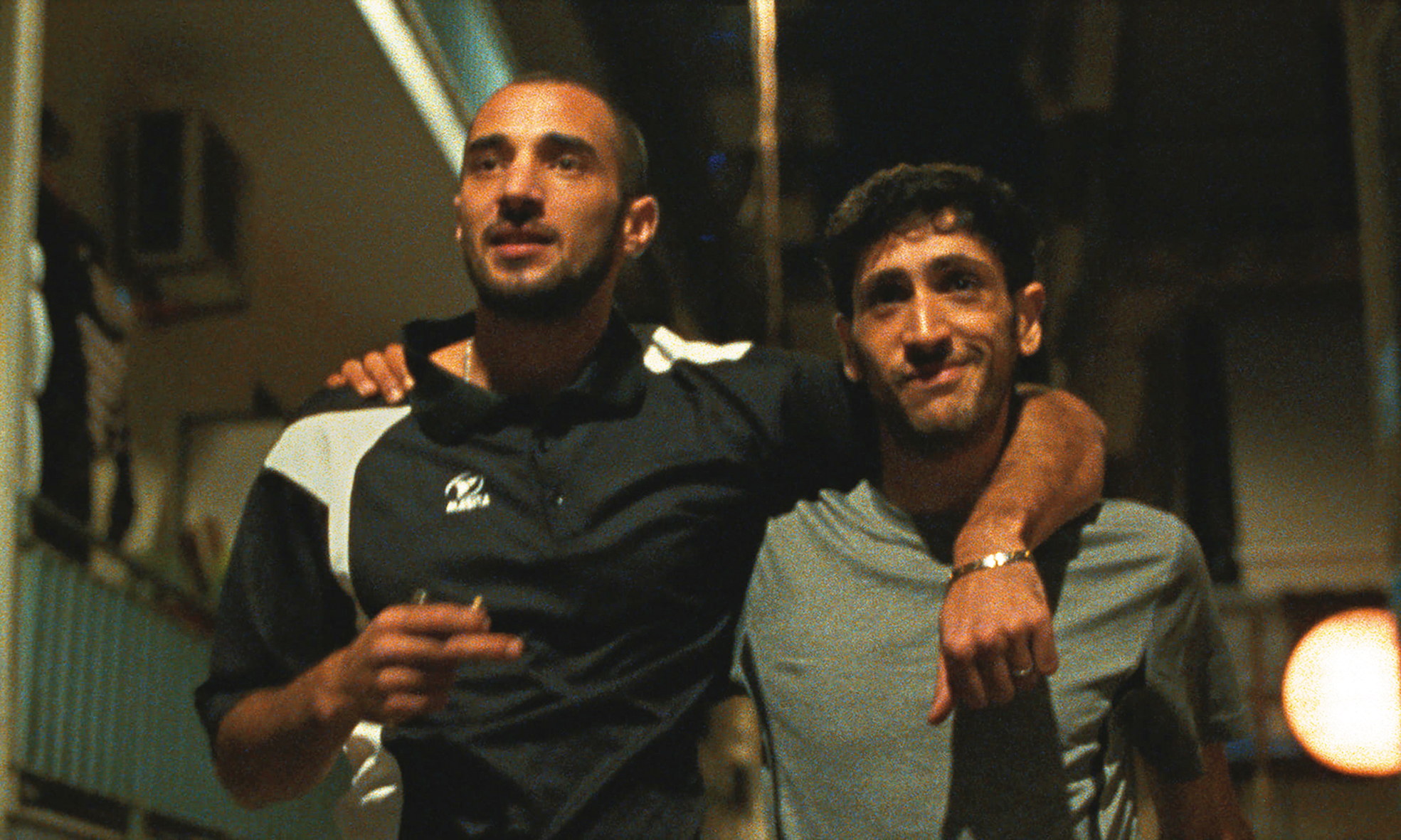 難民表兄弟為籌措偷渡費接家人逃出來，不惜偷拐搶騙，做盡壞事，現實讓人性一點一滴淪喪。（佳映提供）