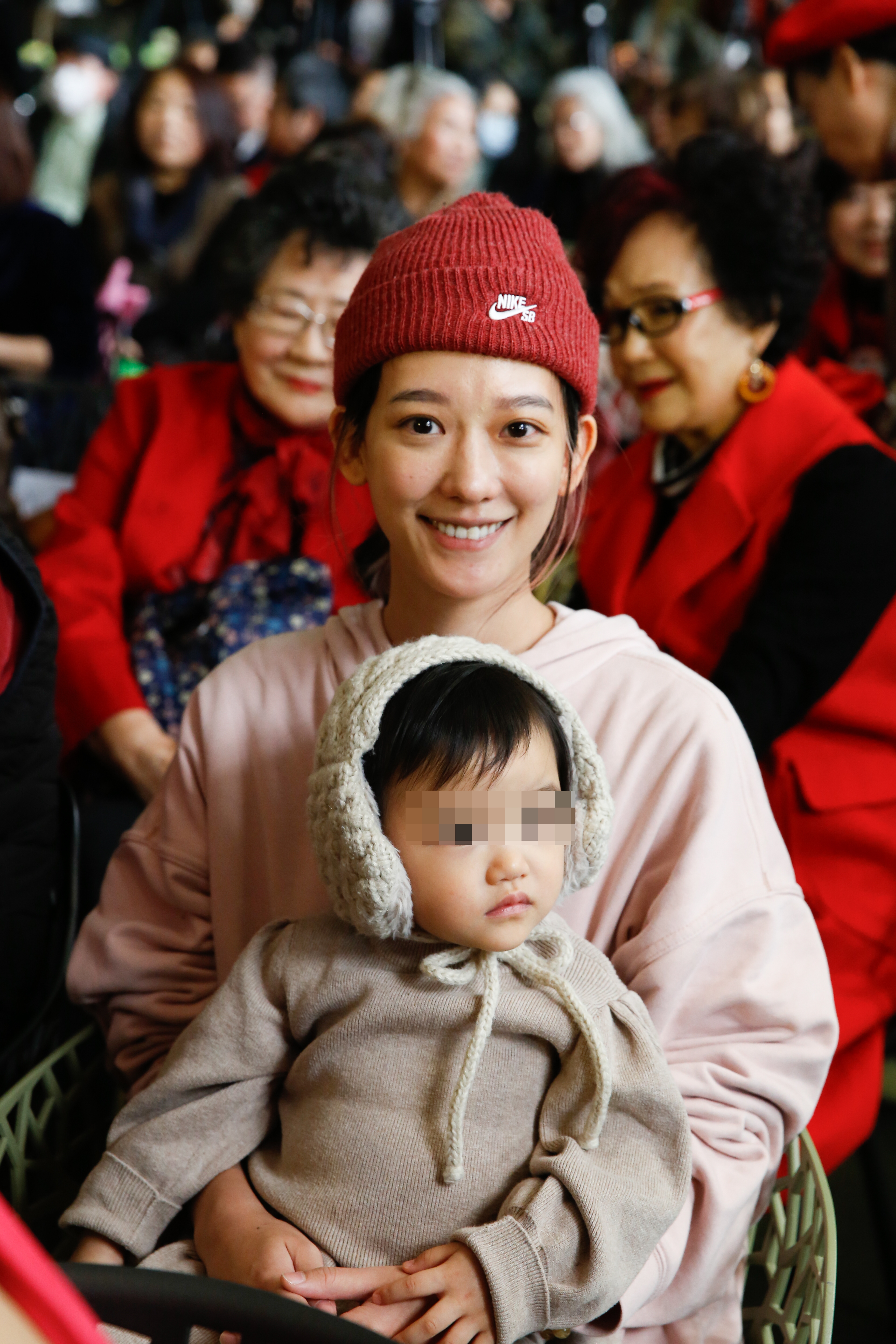 孟耿如帶女兒黃玉米公開露面。