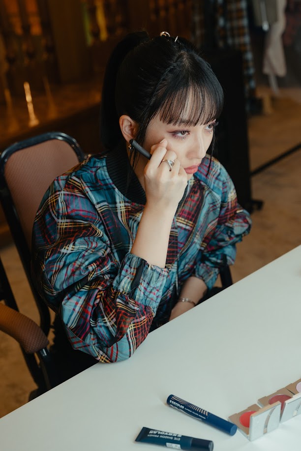 《整形過後》王渝萱飾演流行天后,甘願毀容擺脫有毒家庭關係。(六魚文創提供)