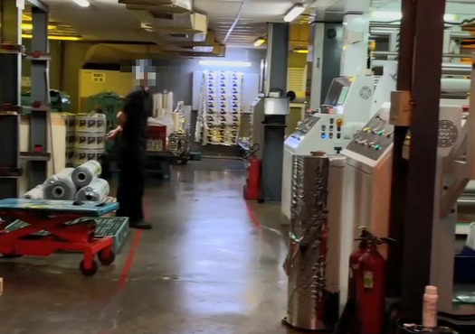 中市一家凹版印刷廠利用繞流，偷排含甲苯、丁酮及異丙醇等有機物廢氣，不法獲利達8,400萬元。（環境部提供）