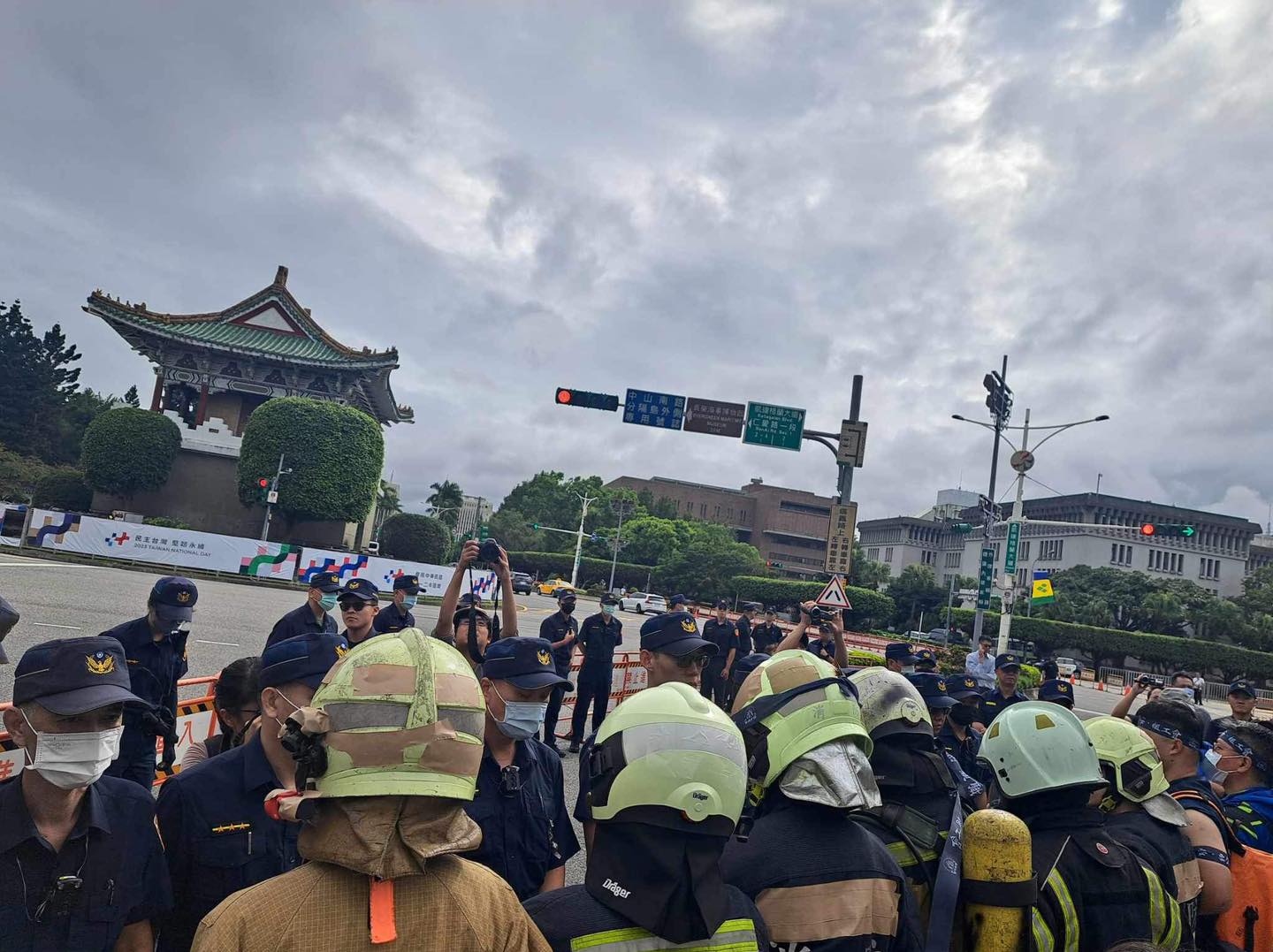 消防員工作權益促進會原定今（9日）於凱道舉行國殤日晚會活動，但基層消防員們抵達晚會現場布置時，遭警方阻擋、驅離。（翻攝自搶救消防員臉書）