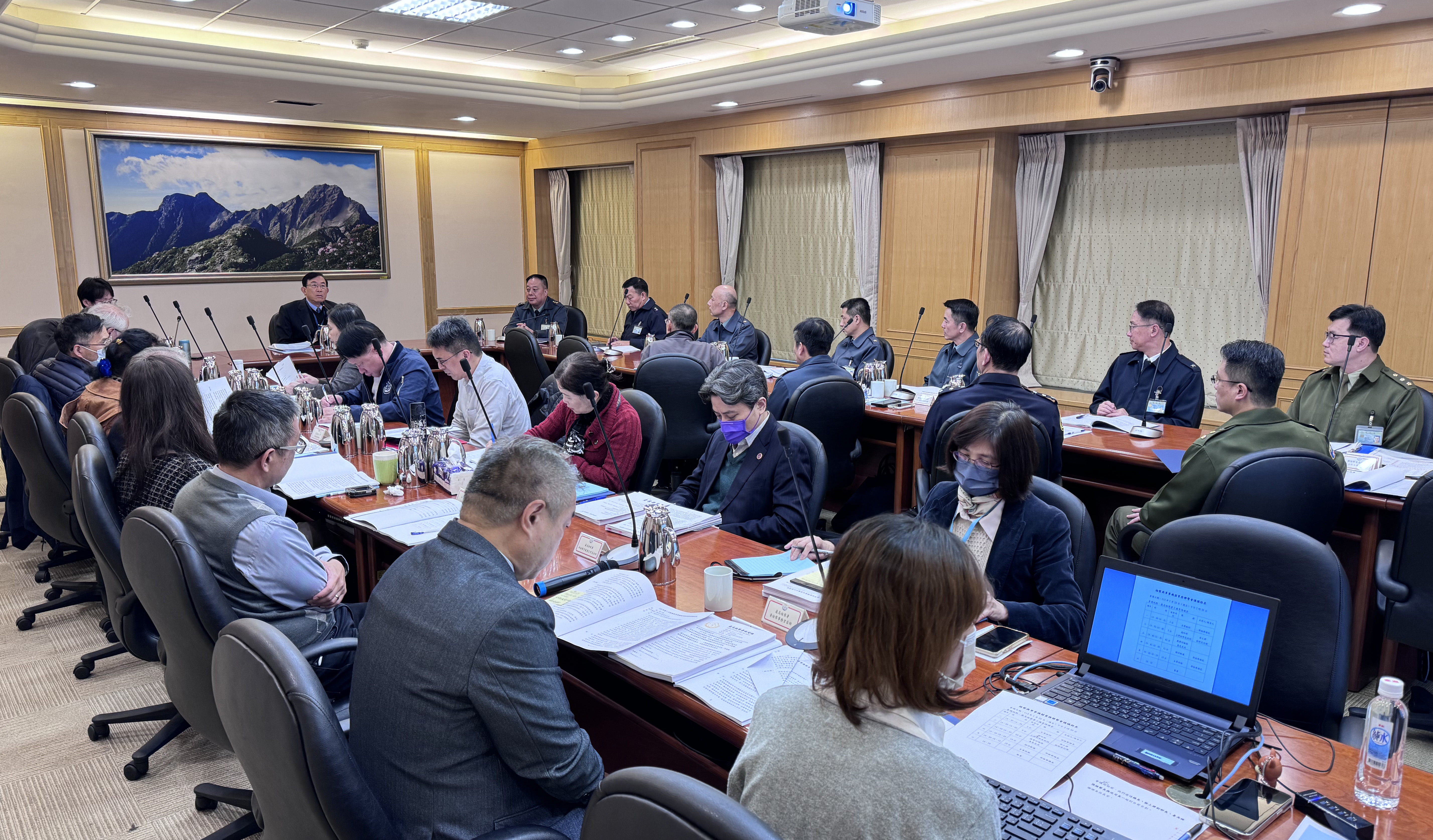 最高檢察署由檢察總長邢泰釗與國防部副部長徐衍璞上將等人,首度召開檢方與軍事機關聯繫協調會議,對於嚴重影響部隊紀律案件、縮短軍人逃亡通緝時程及影響軍事管理等違法等案件進行討論,決定嚴辦抗命、暴行或群毆等犯罪。(最高檢提供)