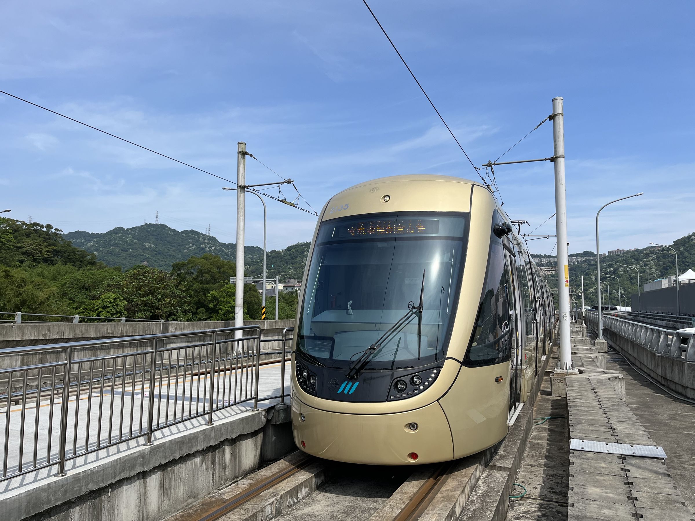 新北捷運局表示,安坑輕軌機廠登車平台試辦尖峰加班車搭乘活動,將延長至今年12月底。(新北市捷運工程局提供)