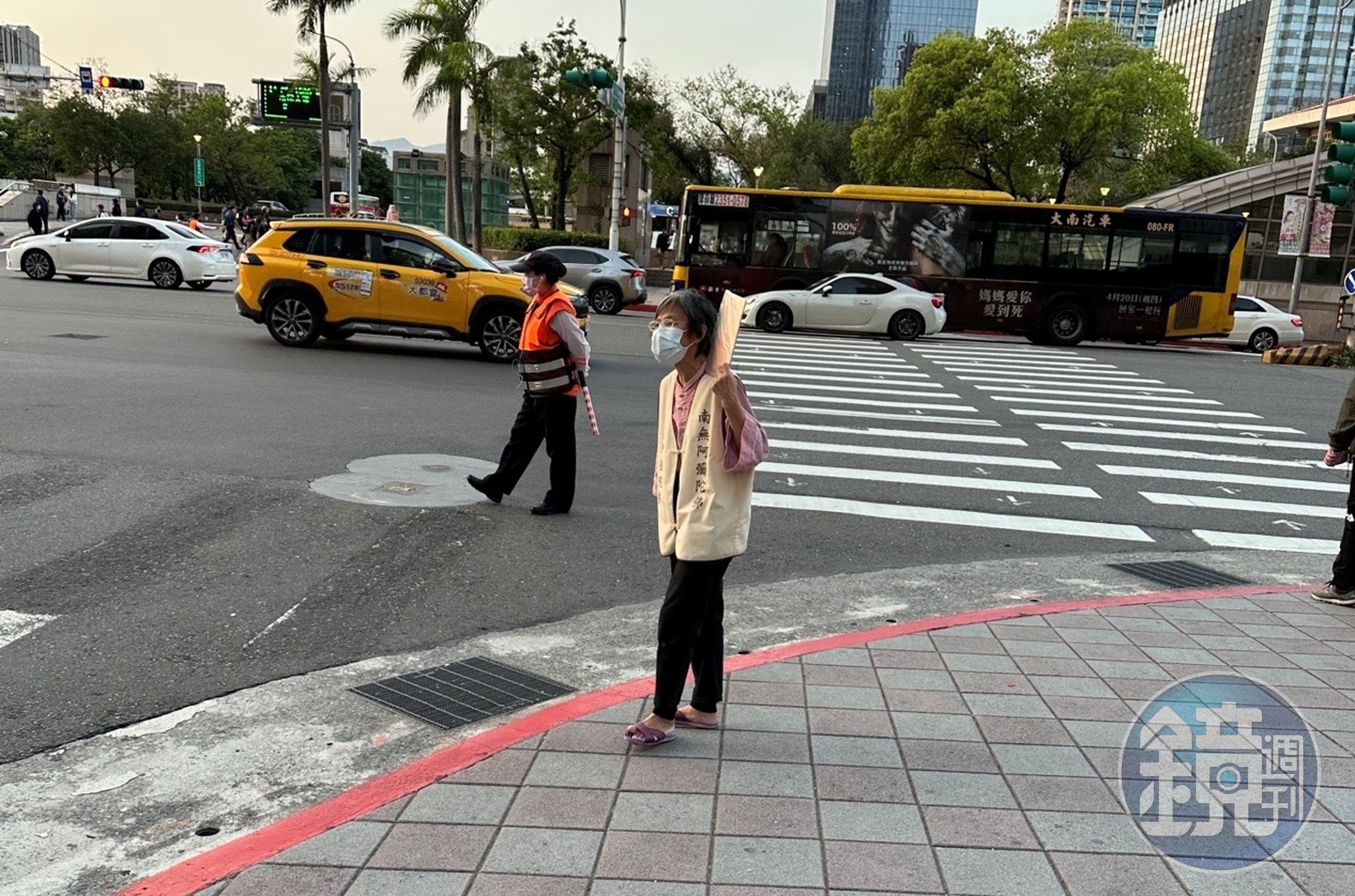 高婦經常出沒在雙北街頭,誦唸「阿彌陀佛」。(本刊資料照)