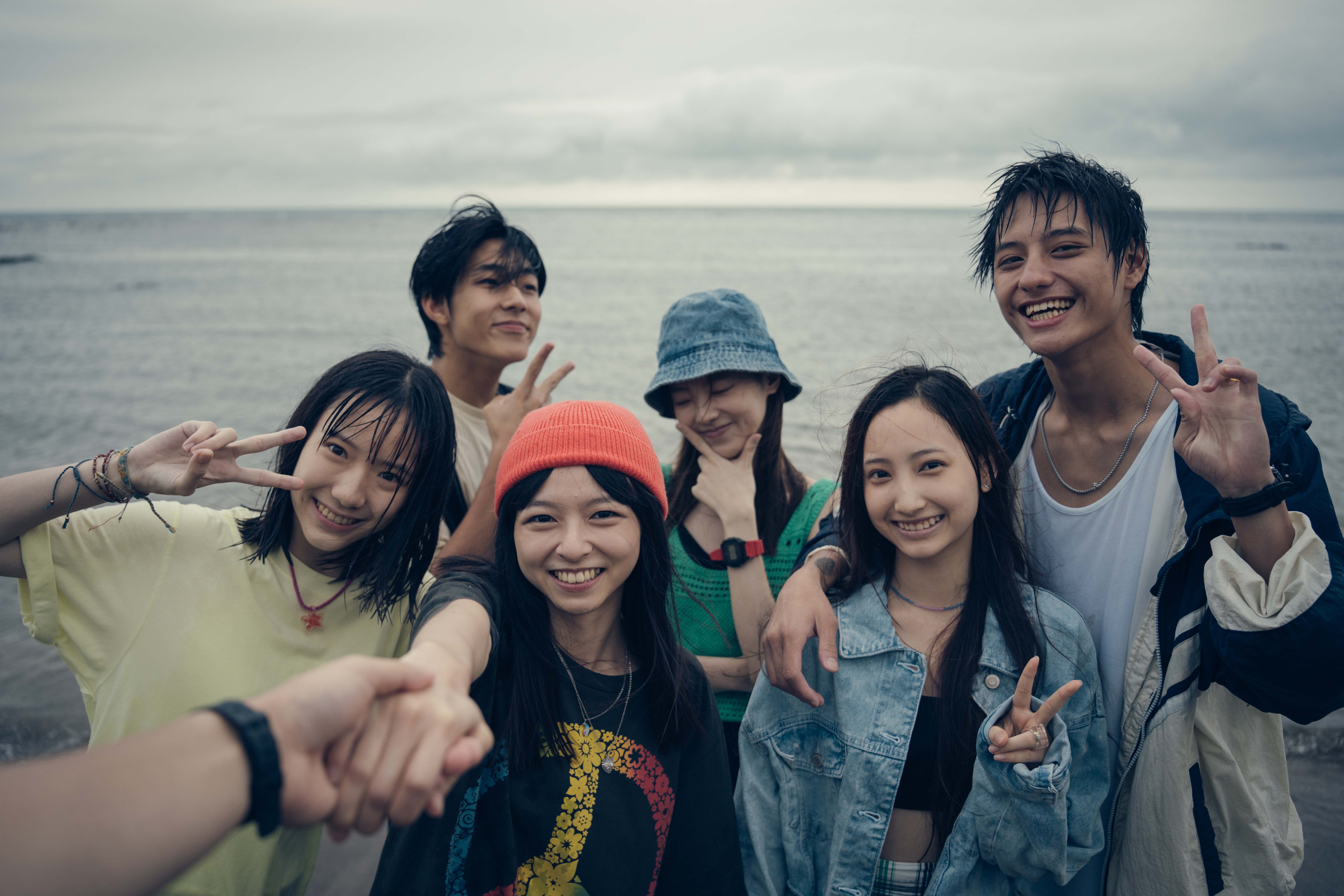 《誰是被害者:第2季》逃家少年團朱勻甄(前排左起)、陳姸霏、蔡佳彤、劉宥慳(後排左起)、林宴慈、李恩佑合照。(Netflix提供)