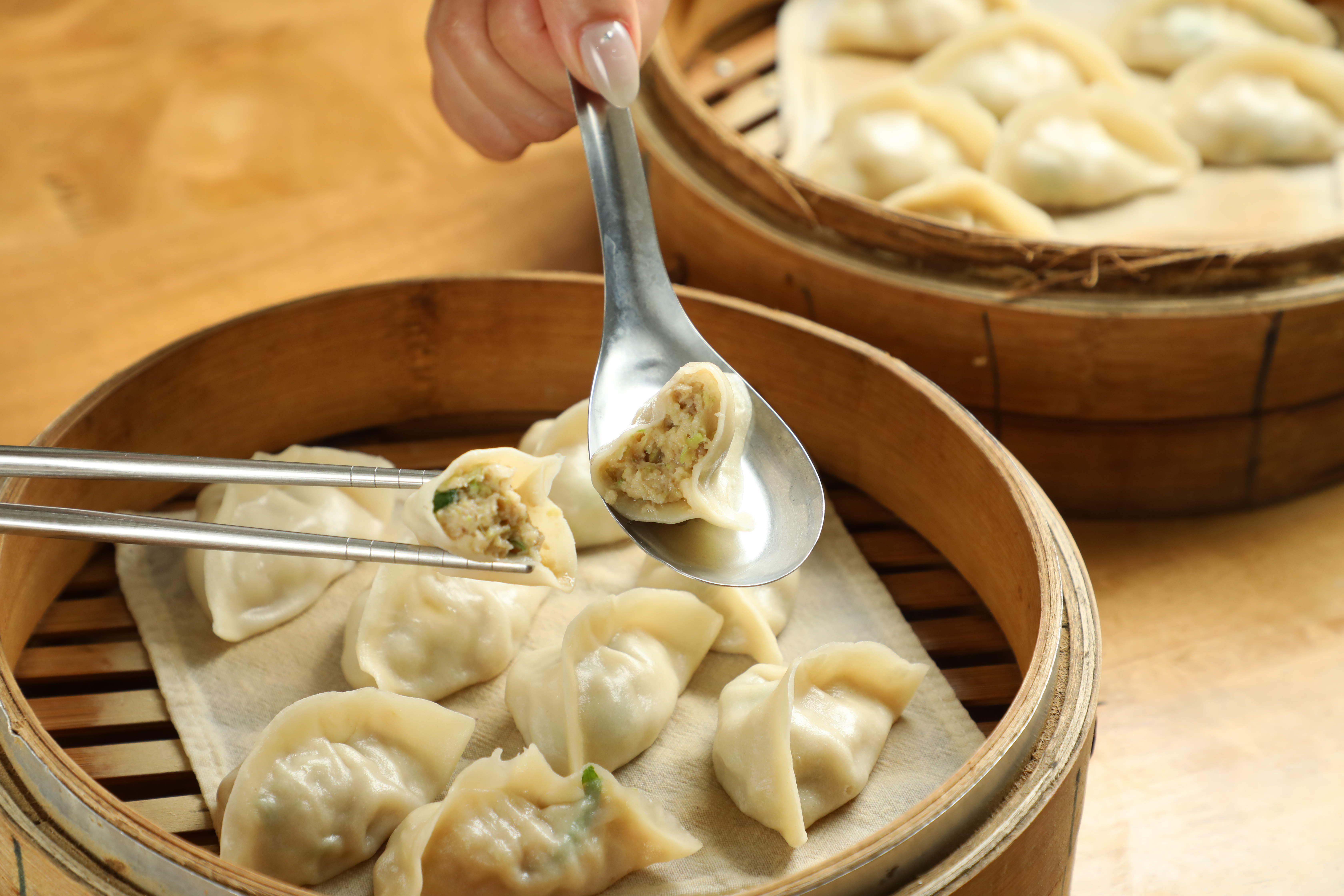 「蕭氏蒸餃」店內蒸餃現包現蒸，下午時段就吃得到。