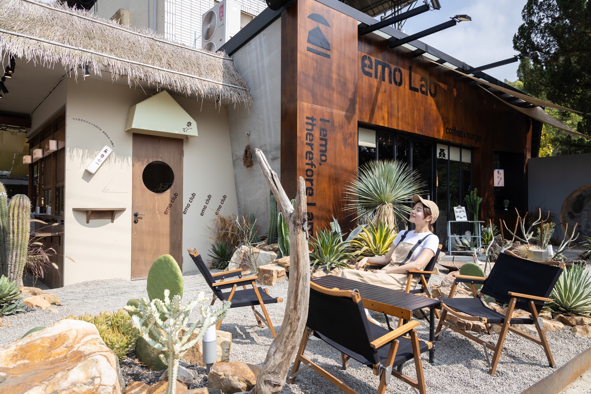 新開幕的「桑心實驗室emoLab」就開在「桑心合作社」旁，新增設了一座沙漠風情的戶外用餐區。