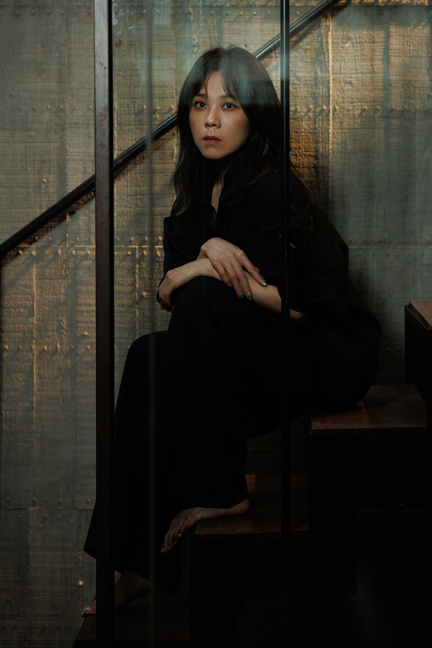拍攝〈芬蘭距離〉MV時,蔡健雅聽著歌,很自然地就把所有情緒釋放出來。(亞神音樂提供)