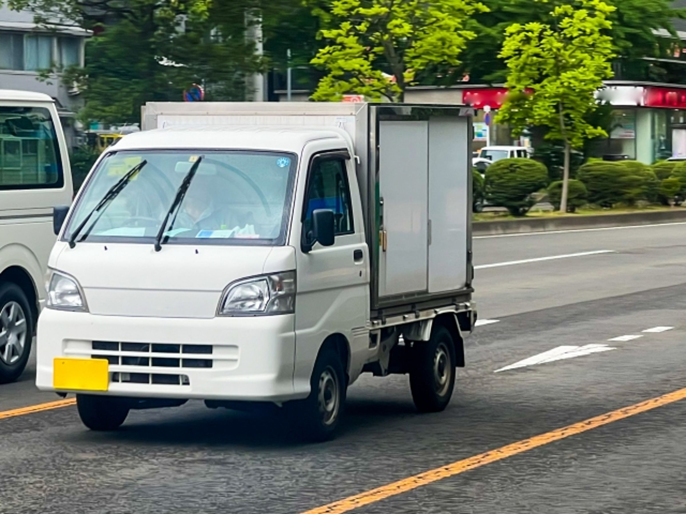 王男為詐財，狠心將3歲女兒推向貨車，最終害女兒被輾斃。（示意圖，photoAC）
