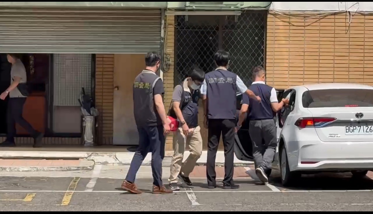 台中地檢署共傳訊、帶回10人到市調站、中機站偵訊，就抄寫名冊、蒐集名單等偽造文書部分，進行釐清。