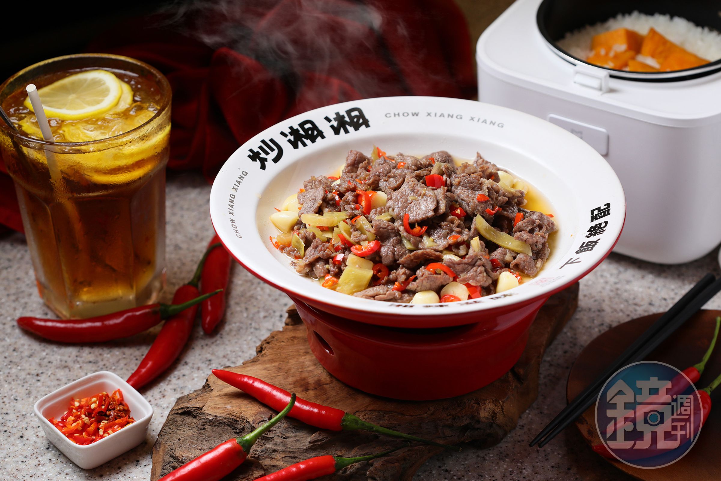以點點心與忠青商行打響名號的「緯豆集團」,近期在台北微風信義推出主打「下飯湘菜」的全新餐飲品牌「炒湘湘」。