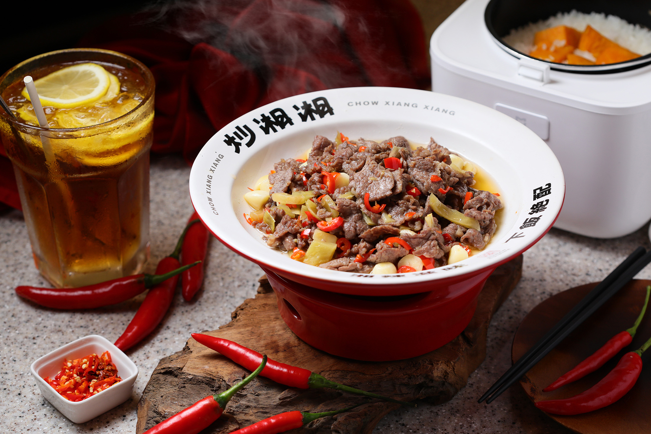 以點點心與忠青商行打響名號的「緯豆集團」，近期在台北微風信義推出主打「下飯湘菜」的全新餐飲品牌「炒湘湘」。