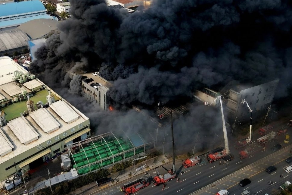 南韓大田1間汽車零件製造工廠突發猛烈火勢。（翻攝自@hype_archive X）