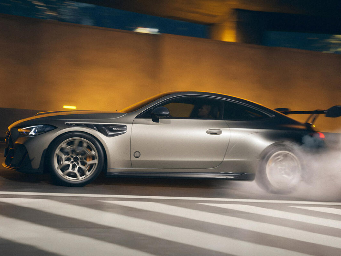 據 Mercedes-AMG 原廠數據，CLE 646 從 0-100 km/h 僅需 3.9 秒，加速至 200km/h 僅耗時 11.4 秒，極速高達 310km/h。