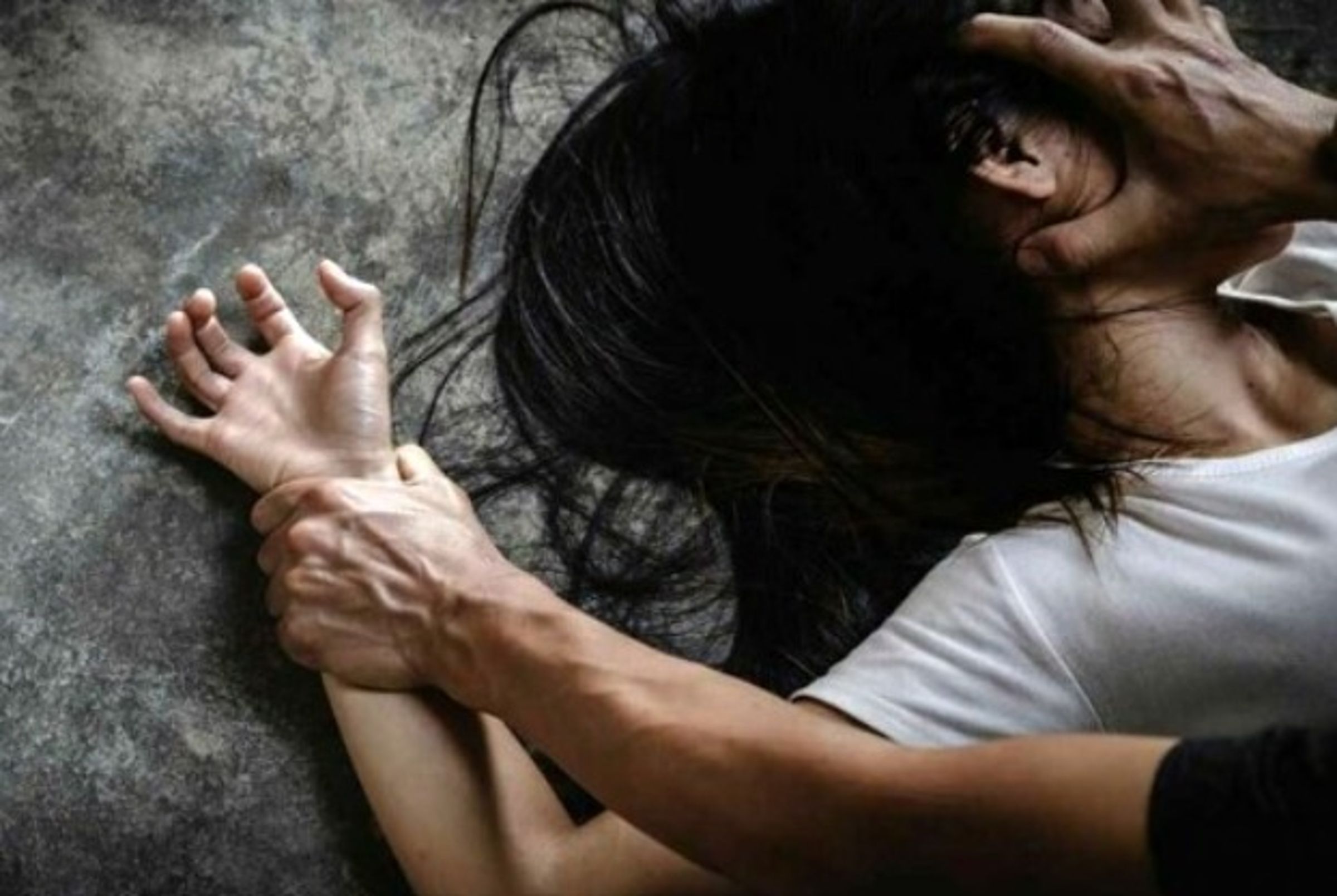 變態母+鬼畜繼父性侵15歲女兒,辯稱指導性教育「比跟陌生人做愛安全」。(示意圖)