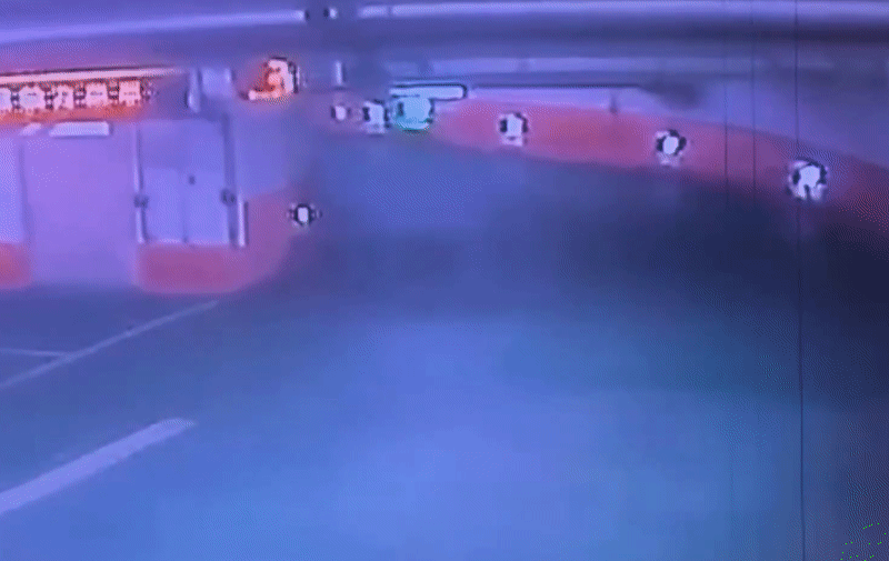 桃園地下停車場驚險翻車！28歲許姓女子開車進坡道疑似操作失準，車輛翻覆四輪朝天，所幸僅輕傷。（翻攝畫面）