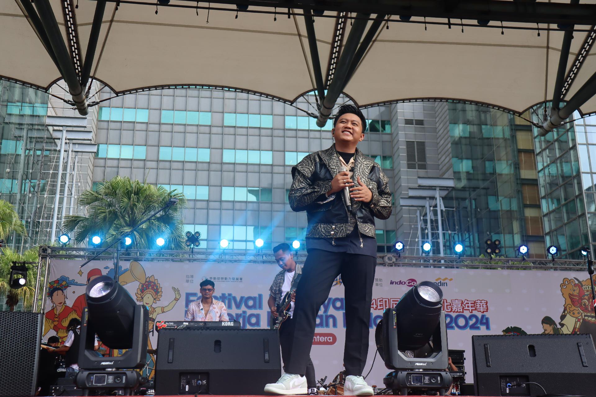 在Youtube、IG及抖音皆擁有百萬訂閱的創作才子Denny Caknan來台抒情開唱。(新北市勞動局提供)