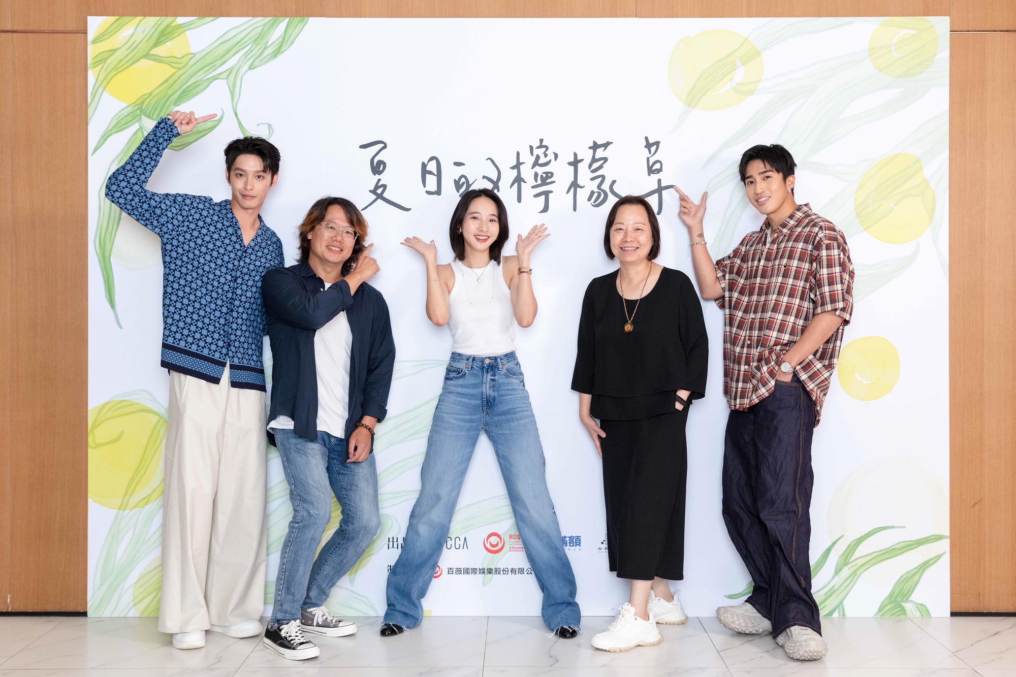 曹佑寧(左起)、導演賴孟傑、李沐、監製胡百薇、婁峻碩開心出席殺青宴。(百薇國際娛樂提供)